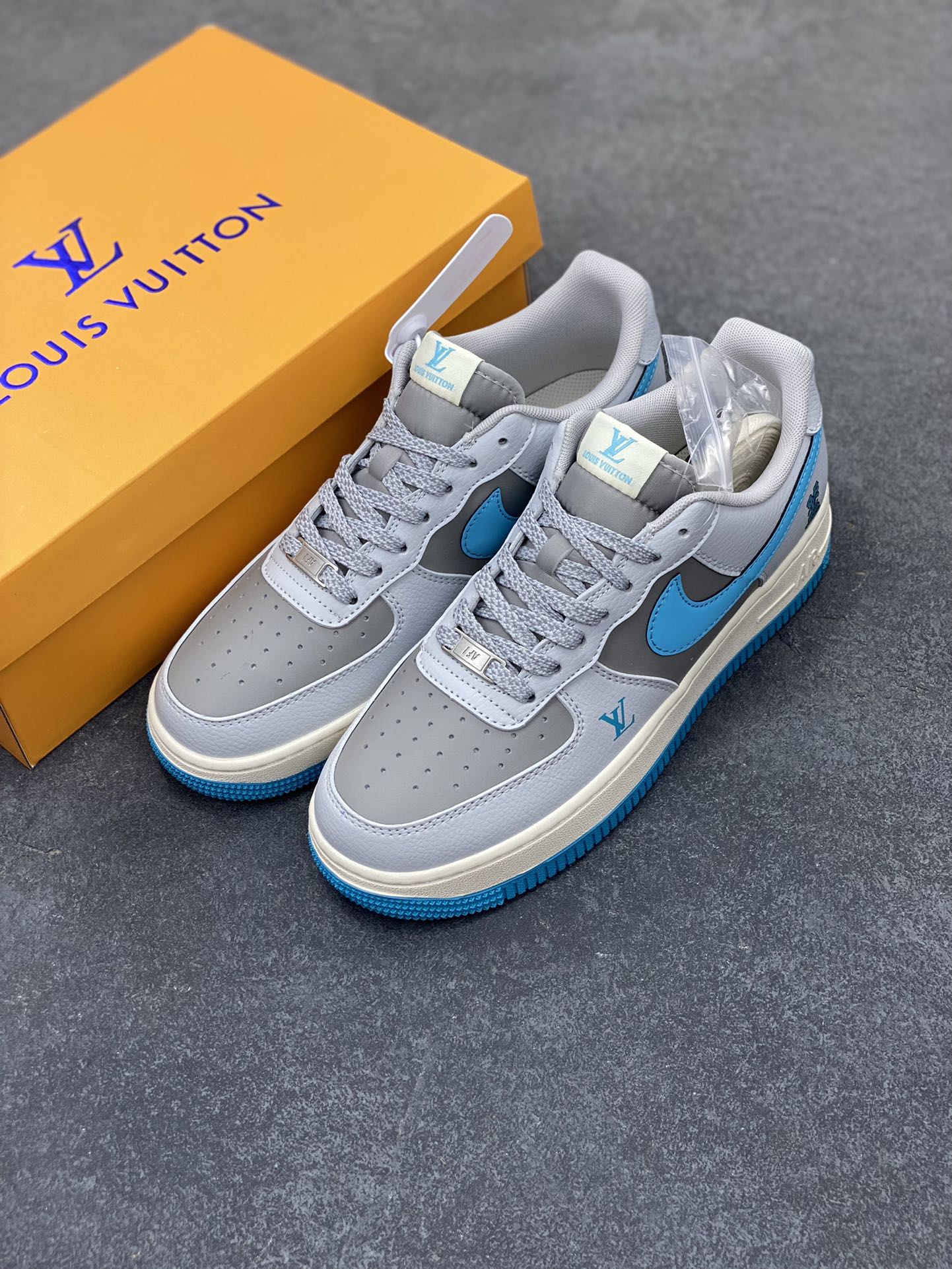 图片[8]-NIke Air Force 1 \’07 Low “LV联名——灰蓝底”空军一号 低帮 运动鞋 休闲鞋 折边针车 工艺难度大 原楦头原纸板 原装鞋盒 定制五金配件 内置全掌气垫 原厂鞋底 货号：JJ2508-704 尺码：36 36.5 37.5 38 38.5 39 40 40.5 41 42 42.5 43 44 44.5 45-选品中心