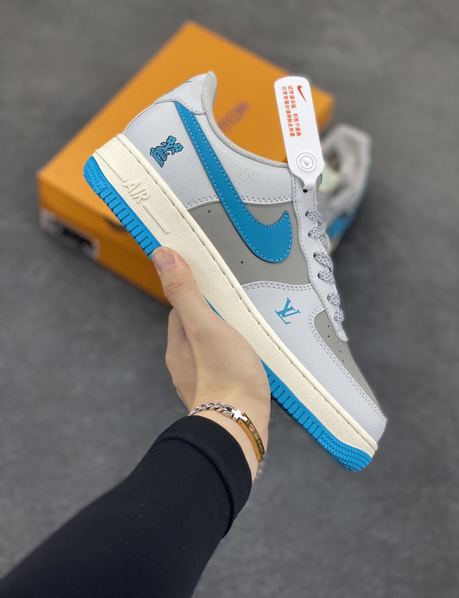 NIke Air Force 1 \’07 Low “LV联名——灰蓝底”空军一号 低帮 运动鞋 休闲鞋 折边针车 工艺难度大 原楦头原纸板 原装鞋盒 定制五金配件 内置全掌气垫 原厂鞋底 货号:JJ2508-704 尺码:36 36.5 37.5 38 38.5 39 40 40.5 41 42 42.5 43 44 44.5 45-选品中心