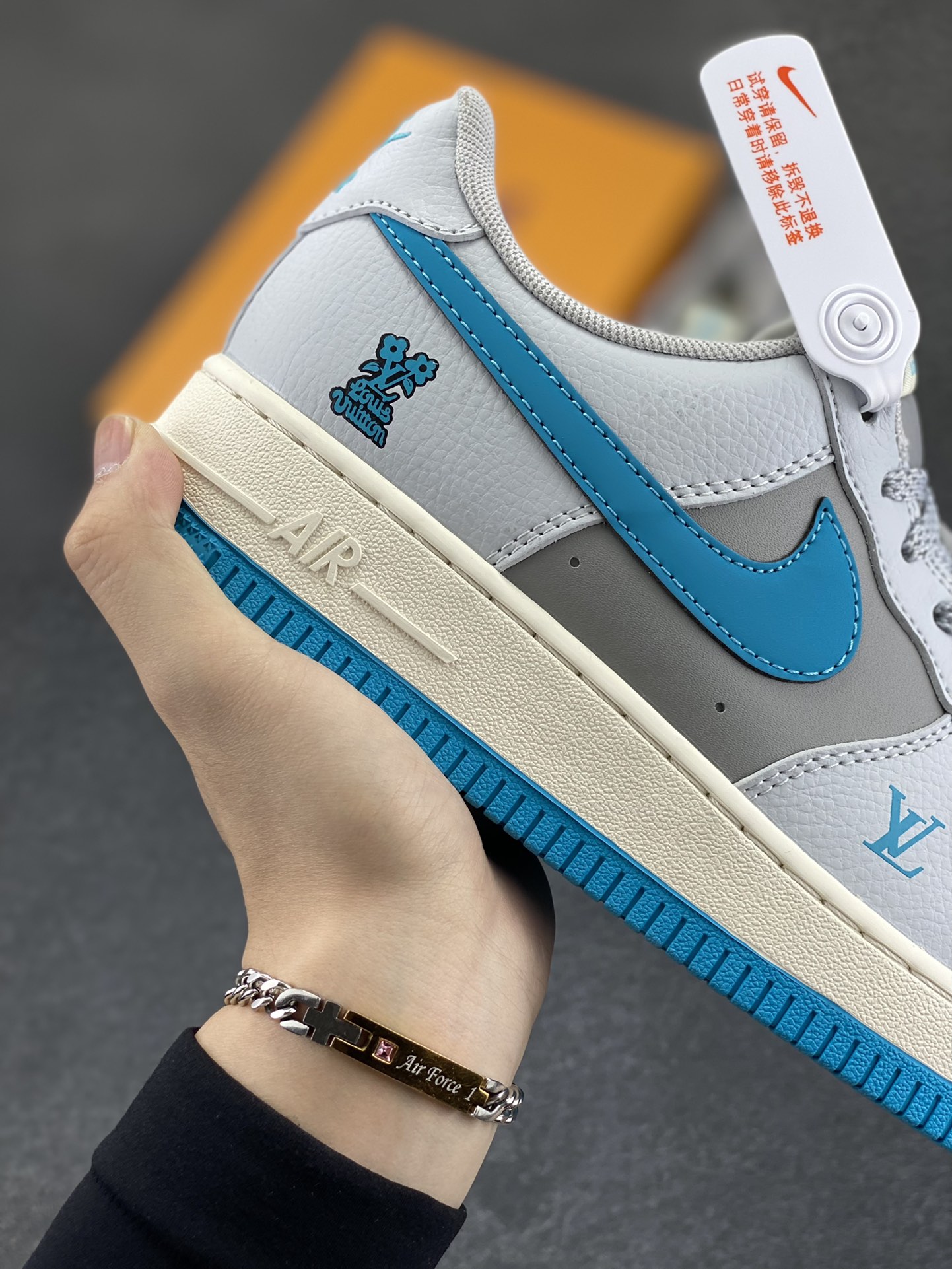 图片[6]-NIke Air Force 1 \’07 Low “LV联名——灰蓝底”空军一号 低帮 运动鞋 休闲鞋 折边针车 工艺难度大 原楦头原纸板 原装鞋盒 定制五金配件 内置全掌气垫 原厂鞋底 货号：JJ2508-704 尺码：36 36.5 37.5 38 38.5 39 40 40.5 41 42 42.5 43 44 44.5 45-选品中心