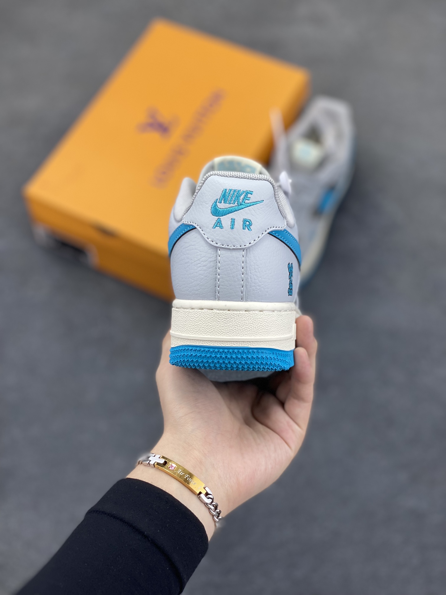 图片[4]-NIke Air Force 1 \’07 Low “LV联名——灰蓝底”空军一号 低帮 运动鞋 休闲鞋 折边针车 工艺难度大 原楦头原纸板 原装鞋盒 定制五金配件 内置全掌气垫 原厂鞋底 货号：JJ2508-704 尺码：36 36.5 37.5 38 38.5 39 40 40.5 41 42 42.5 43 44 44.5 45-选品中心