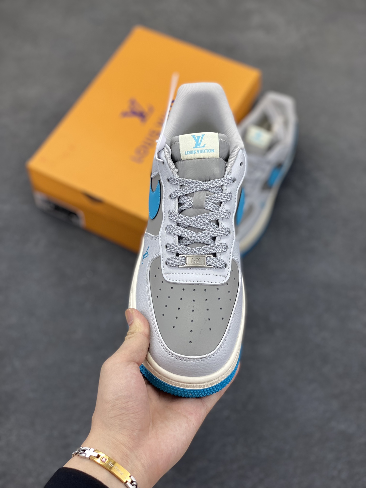 图片[2]-NIke Air Force 1 \’07 Low “LV联名——灰蓝底”空军一号 低帮 运动鞋 休闲鞋 折边针车 工艺难度大 原楦头原纸板 原装鞋盒 定制五金配件 内置全掌气垫 原厂鞋底 货号：JJ2508-704 尺码：36 36.5 37.5 38 38.5 39 40 40.5 41 42 42.5 43 44 44.5 45-选品中心