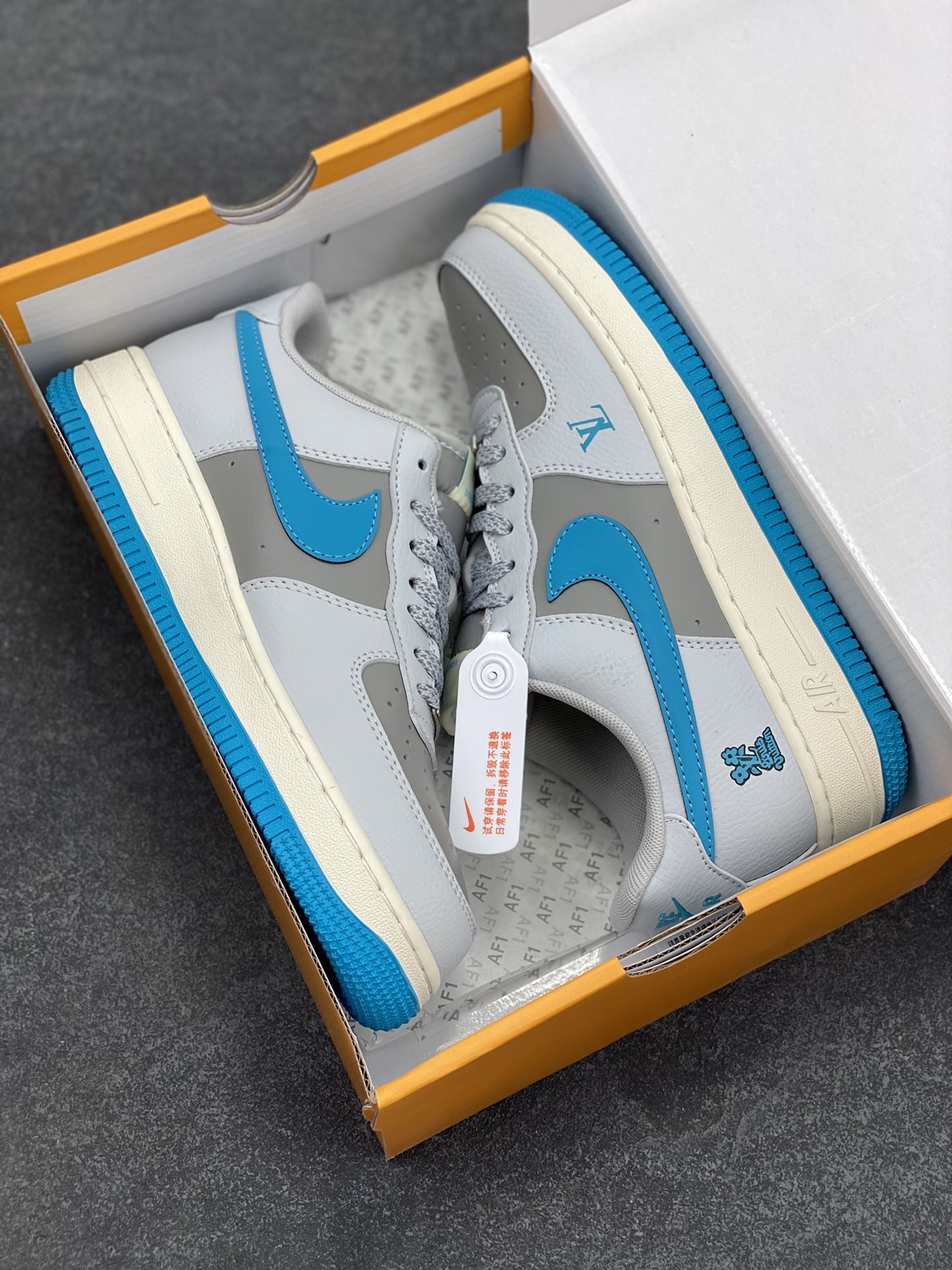 图片[9]-NIke Air Force 1 \’07 Low “LV联名——灰蓝底”空军一号 低帮 运动鞋 休闲鞋 折边针车 工艺难度大 原楦头原纸板 原装鞋盒 定制五金配件 内置全掌气垫 原厂鞋底 货号：JJ2508-704 尺码：36 36.5 37.5 38 38.5 39 40 40.5 41 42 42.5 43 44 44.5 45-选品中心