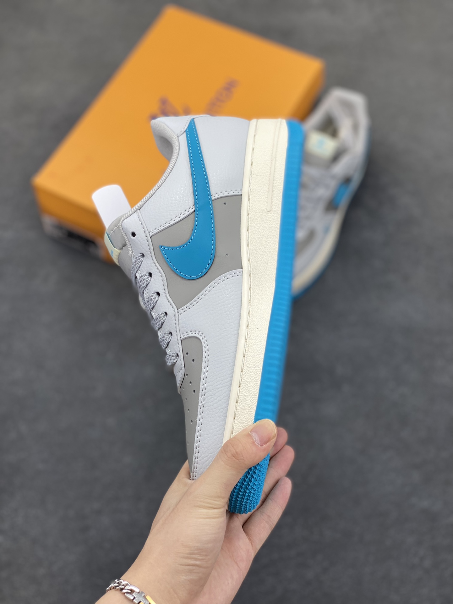 图片[3]-NIke Air Force 1 \’07 Low “LV联名——灰蓝底”空军一号 低帮 运动鞋 休闲鞋 折边针车 工艺难度大 原楦头原纸板 原装鞋盒 定制五金配件 内置全掌气垫 原厂鞋底 货号：JJ2508-704 尺码：36 36.5 37.5 38 38.5 39 40 40.5 41 42 42.5 43 44 44.5 45-选品中心