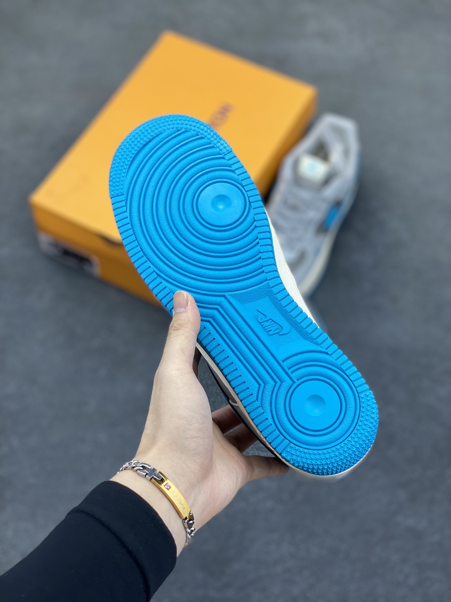 图片[5]-NIke Air Force 1 \’07 Low “LV联名——灰蓝底”空军一号 低帮 运动鞋 休闲鞋 折边针车 工艺难度大 原楦头原纸板 原装鞋盒 定制五金配件 内置全掌气垫 原厂鞋底 货号：JJ2508-704 尺码：36 36.5 37.5 38 38.5 39 40 40.5 41 42 42.5 43 44 44.5 45-选品中心