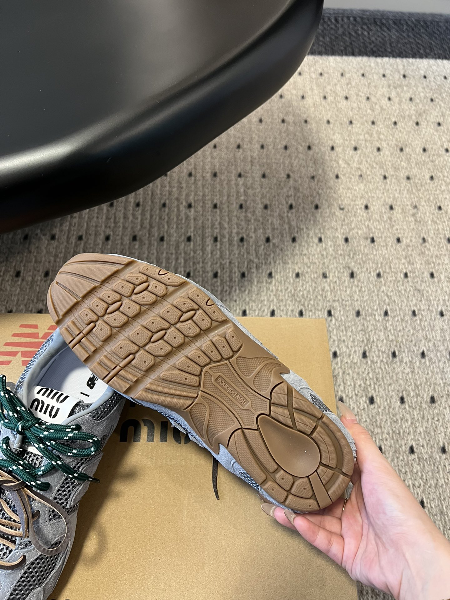 
miumiu x New Balance 530 miumi* 24/运动鞋

新色来了 酷毙了！大秀