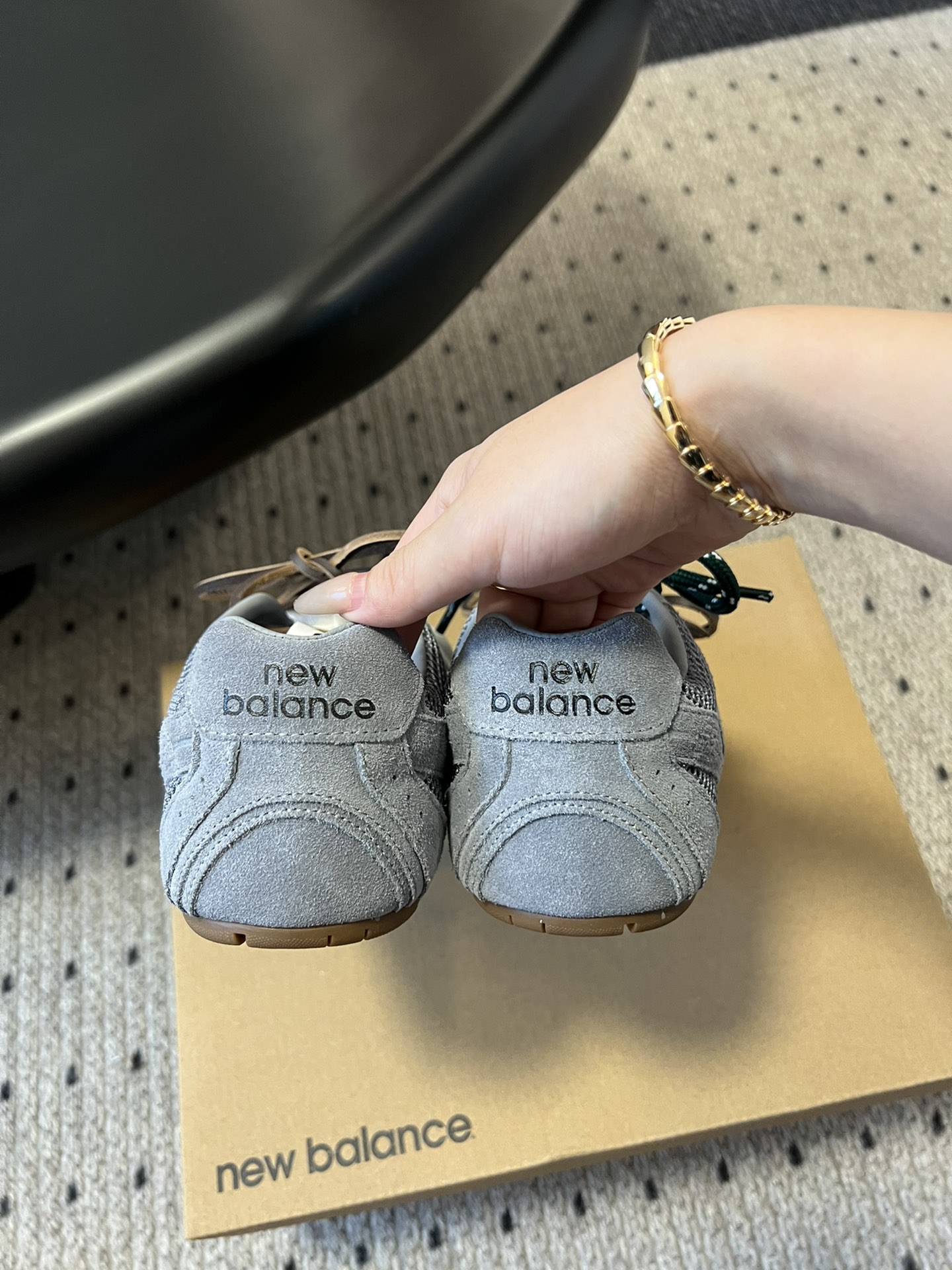 
miumiu x New Balance 530 miumi* 24/运动鞋

新色来了 酷毙了！大秀