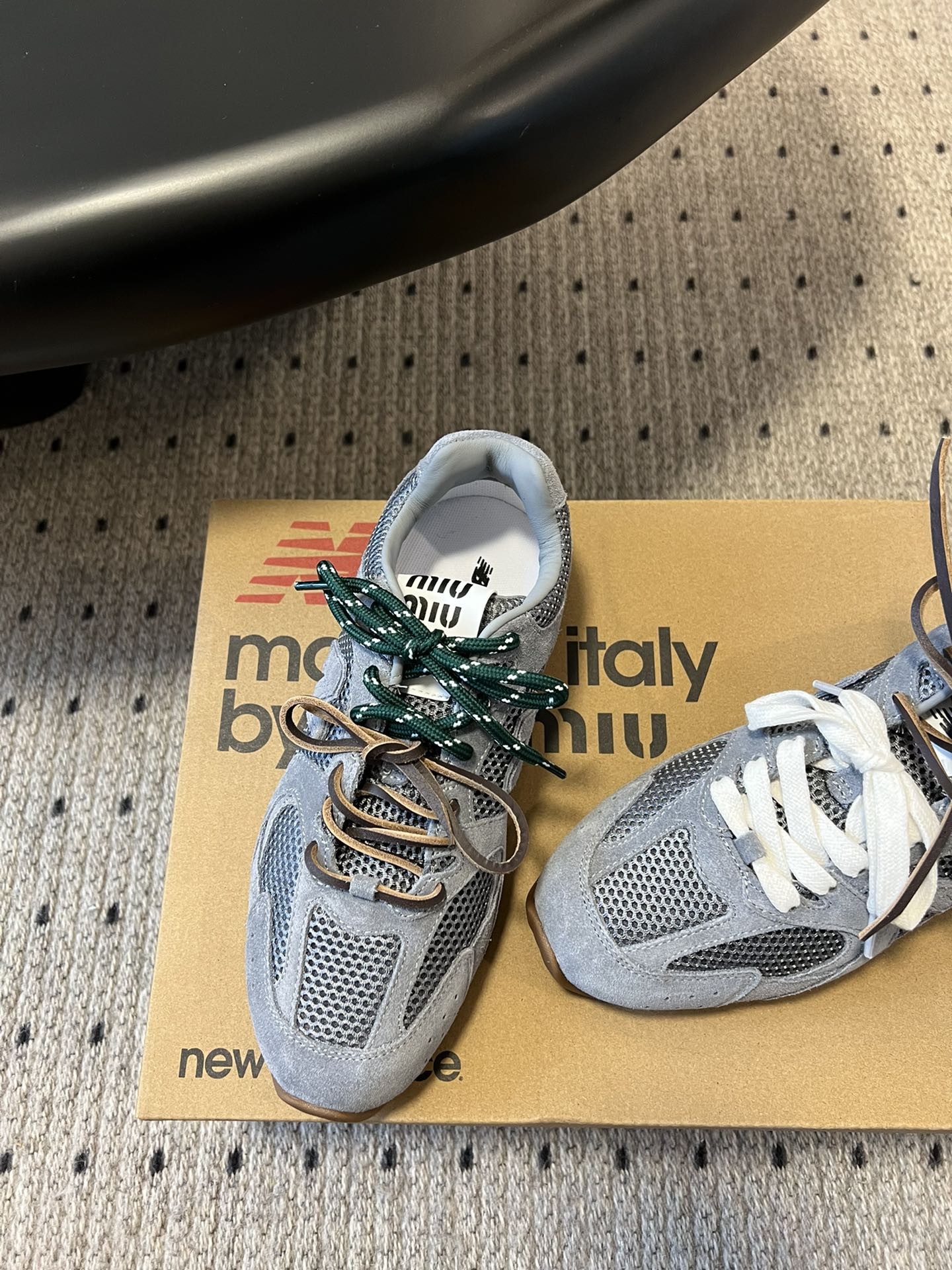 
miumiu x New Balance 530 miumi* 24/运动鞋

新色来了 酷毙了！大秀