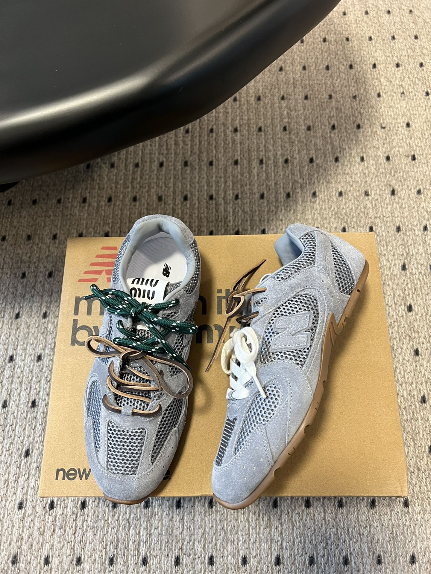 
miumiu x New Balance 530 miumi* 24/运动鞋

新色来了 酷毙了！大秀