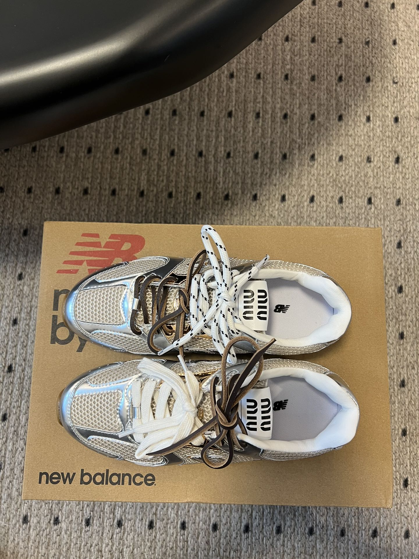 
miumiu x New Balance 530 miumi* 24/运动鞋

新色来了 酷毙了！大秀