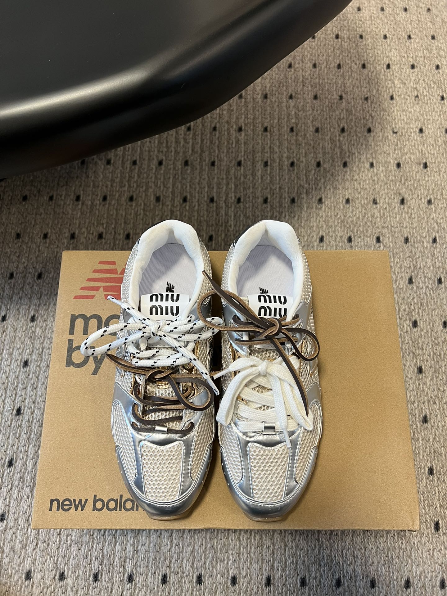 
miumiu x New Balance 530 miumi* 24/运动鞋

新色来了 酷毙了！大秀