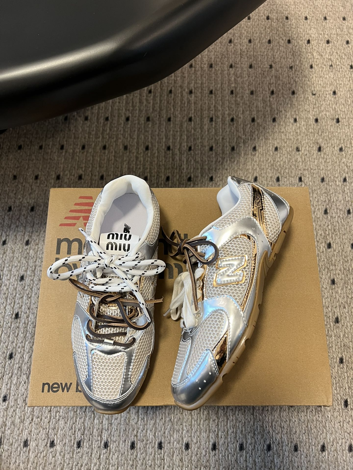 
miumiu x New Balance 530 miumi* 24/运动鞋

新色来了 酷毙了！大秀