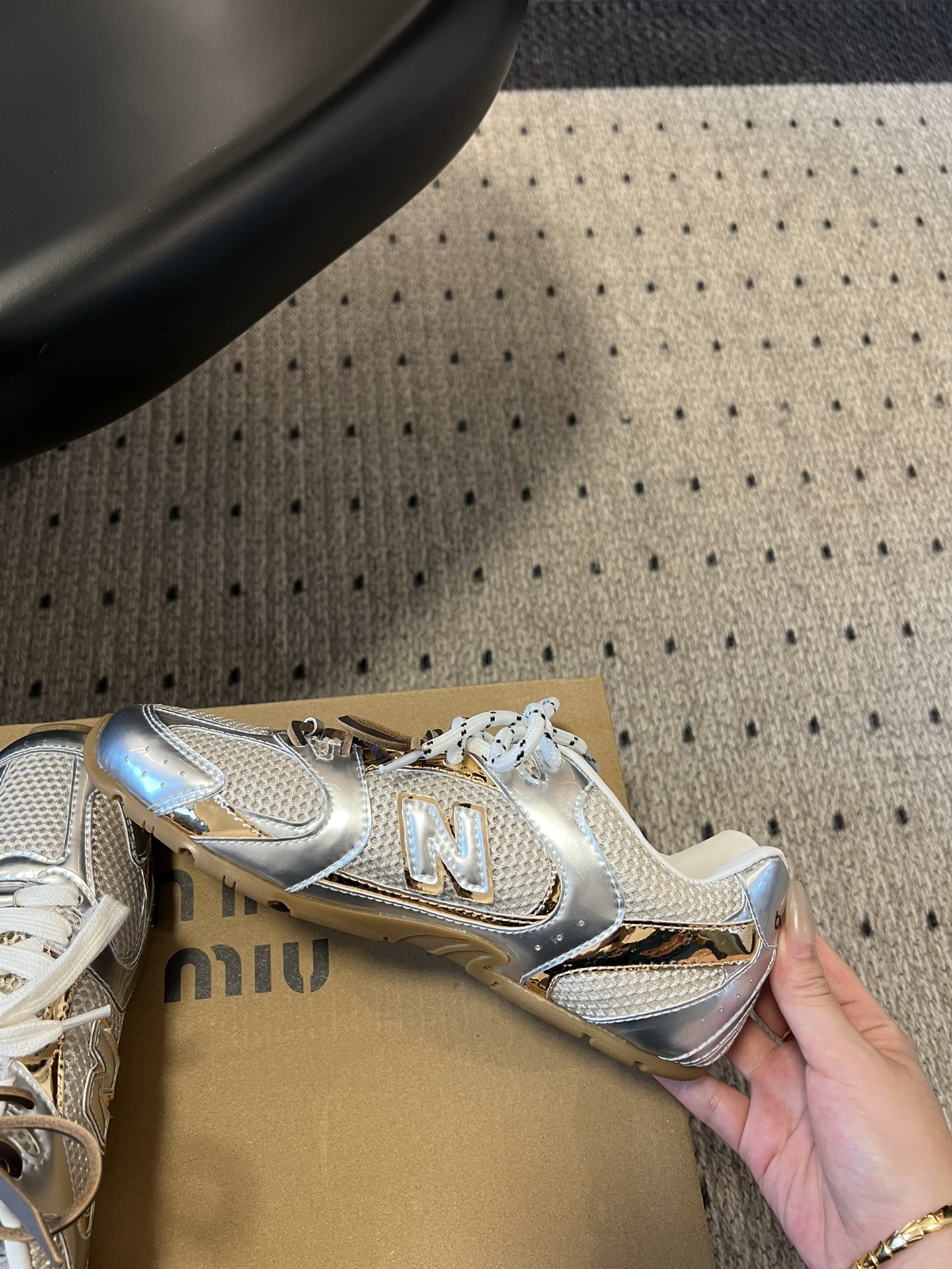 
miumiu x New Balance 530 miumi* 24/运动鞋

新色来了 酷毙了！大秀