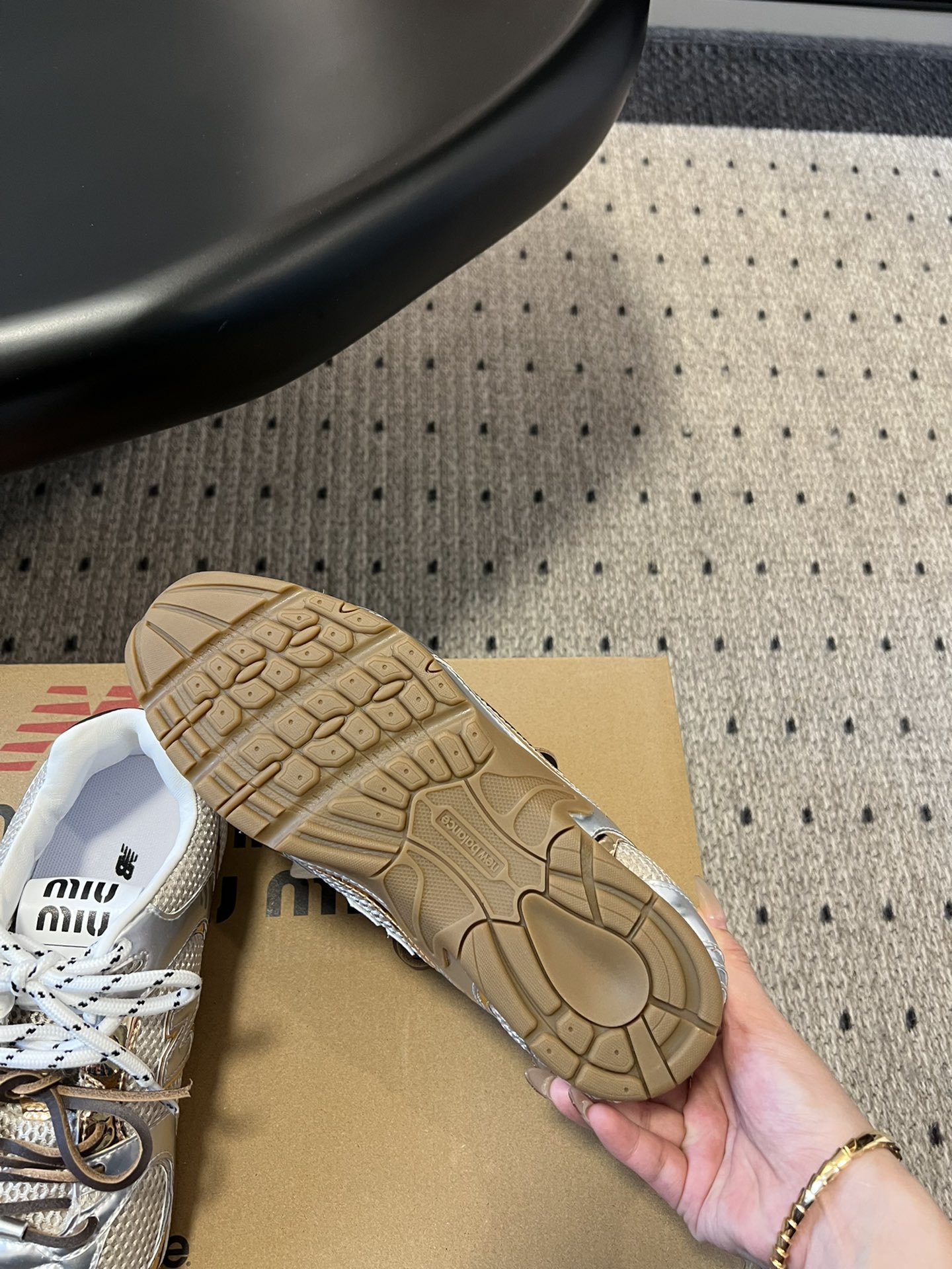 
miumiu x New Balance 530 miumi* 24/运动鞋

新色来了 酷毙了！大秀