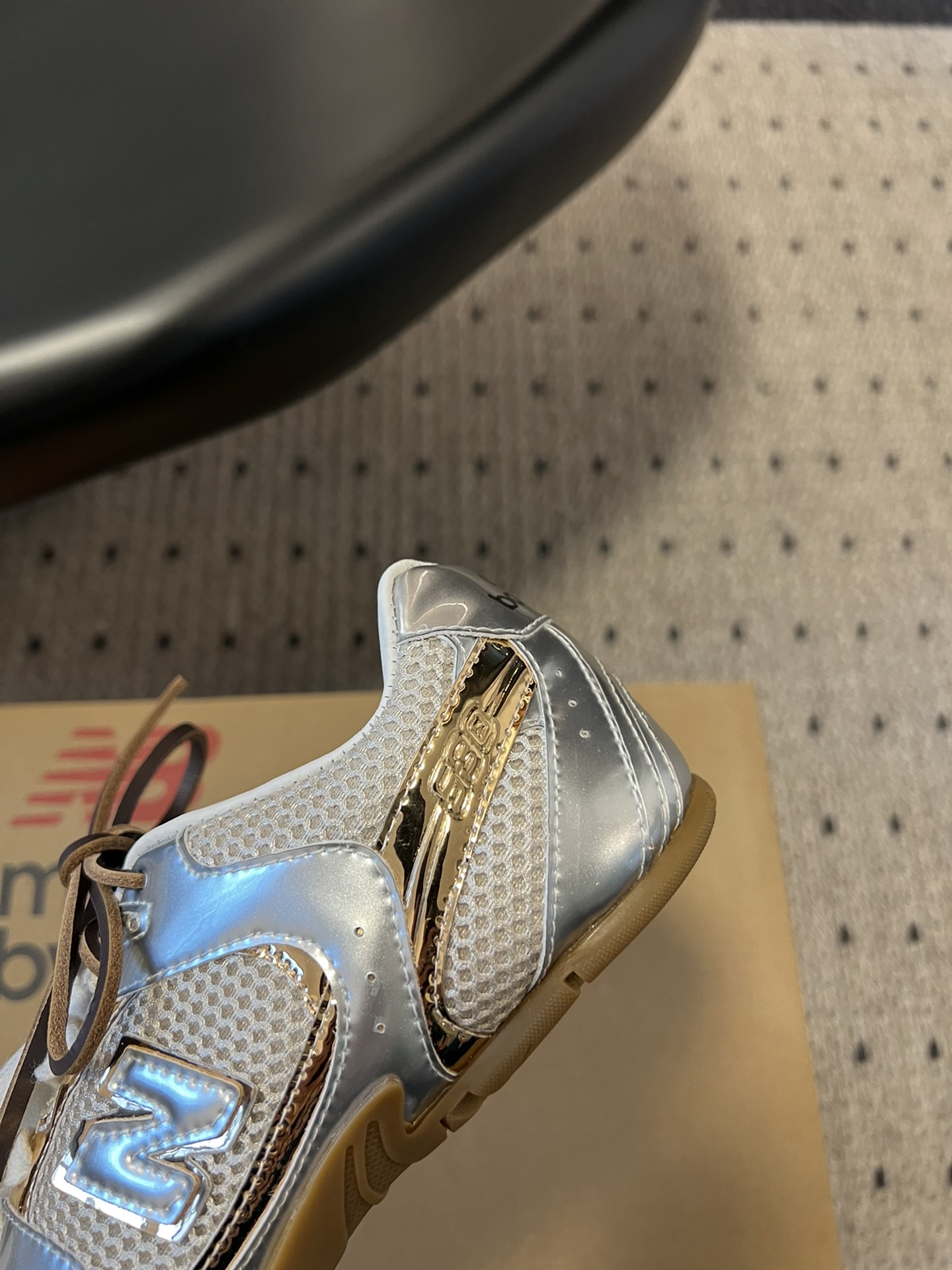 
miumiu x New Balance 530 miumi* 24/运动鞋

新色来了 酷毙了！大秀