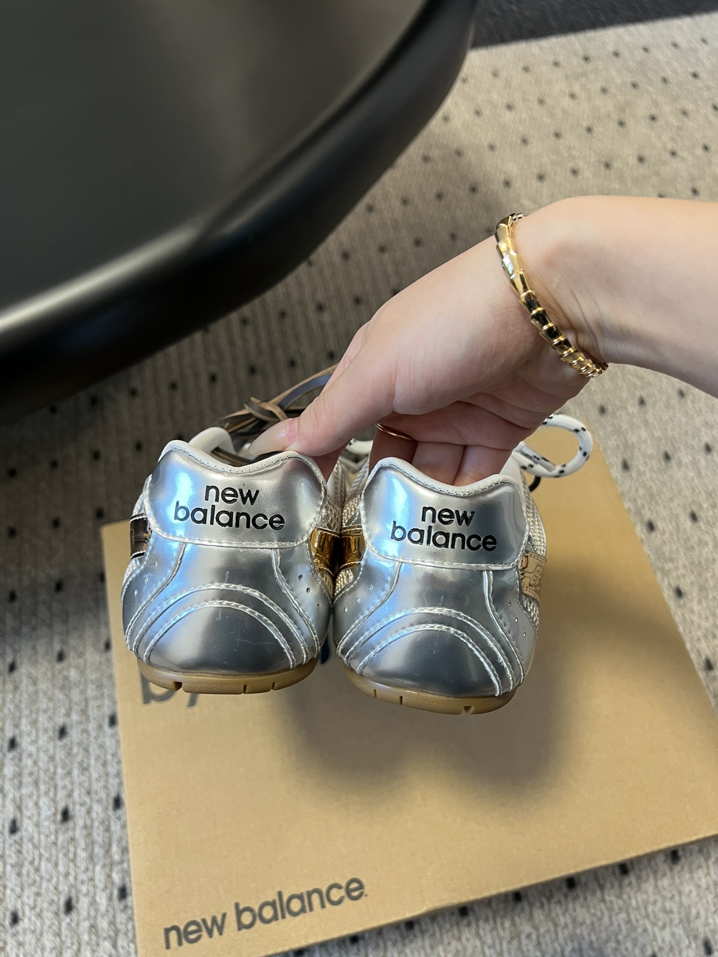 
miumiu x New Balance 530 miumi* 24/运动鞋

新色来了 酷毙了！大秀