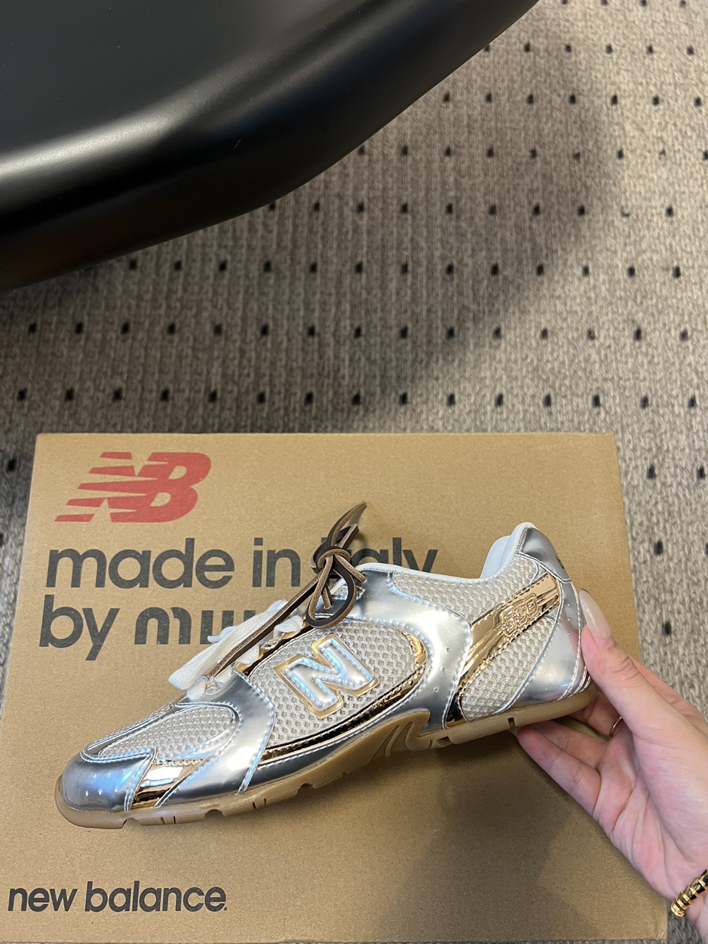
miumiu x New Balance 530 miumi* 24/运动鞋

新色来了 酷毙了！大秀