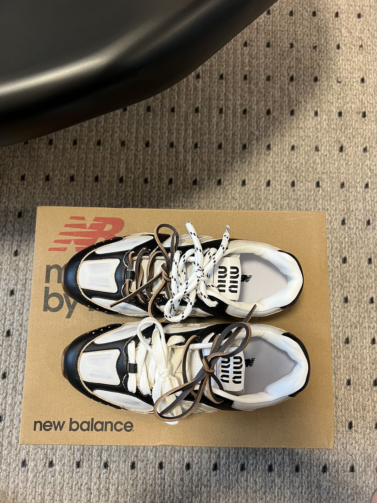 
miumiu x New Balance 530 miumi* 24/运动鞋

新色来了 酷毙了！大秀
