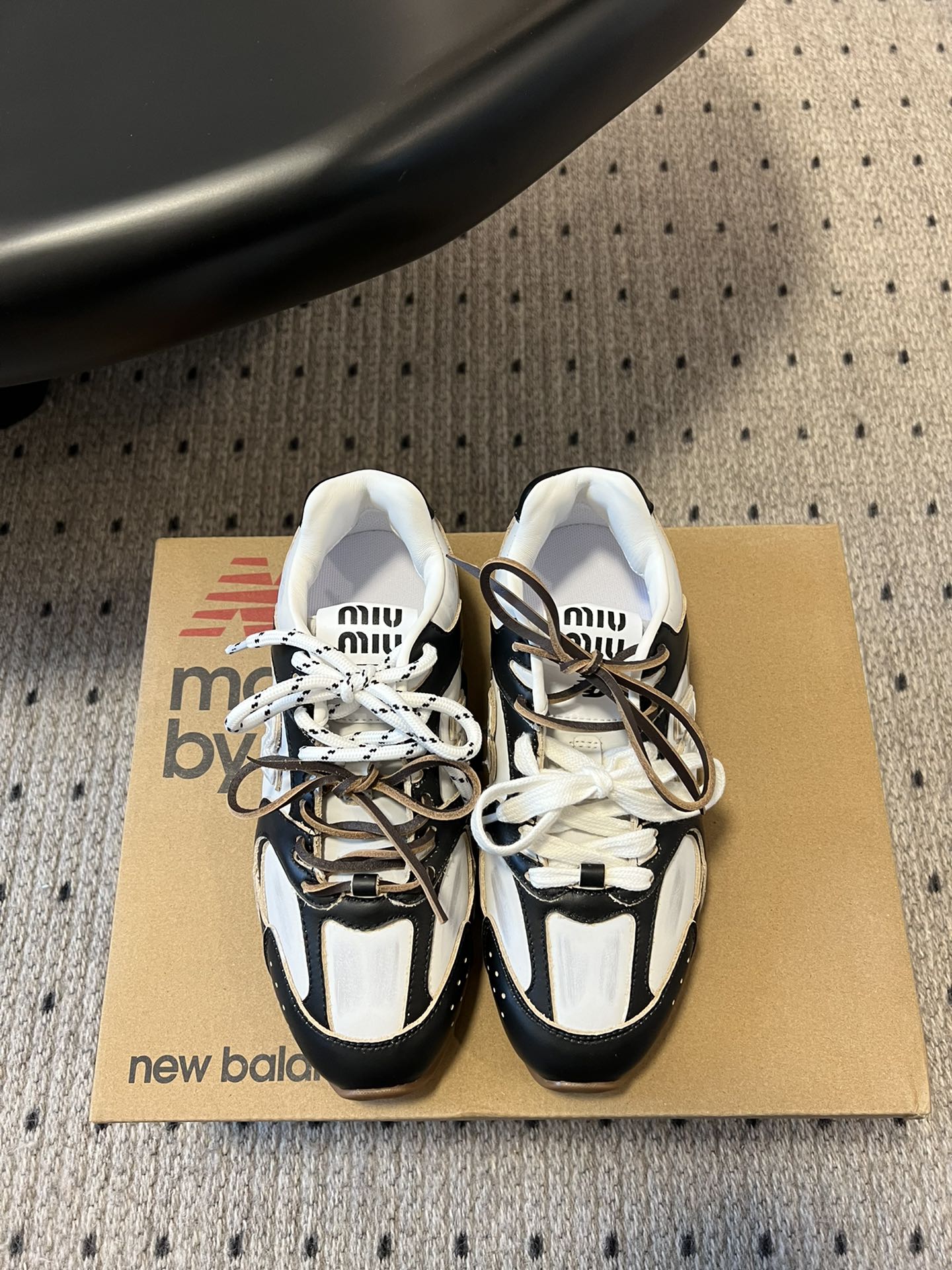 
miumiu x New Balance 530 miumi* 24/运动鞋

新色来了 酷毙了！大秀