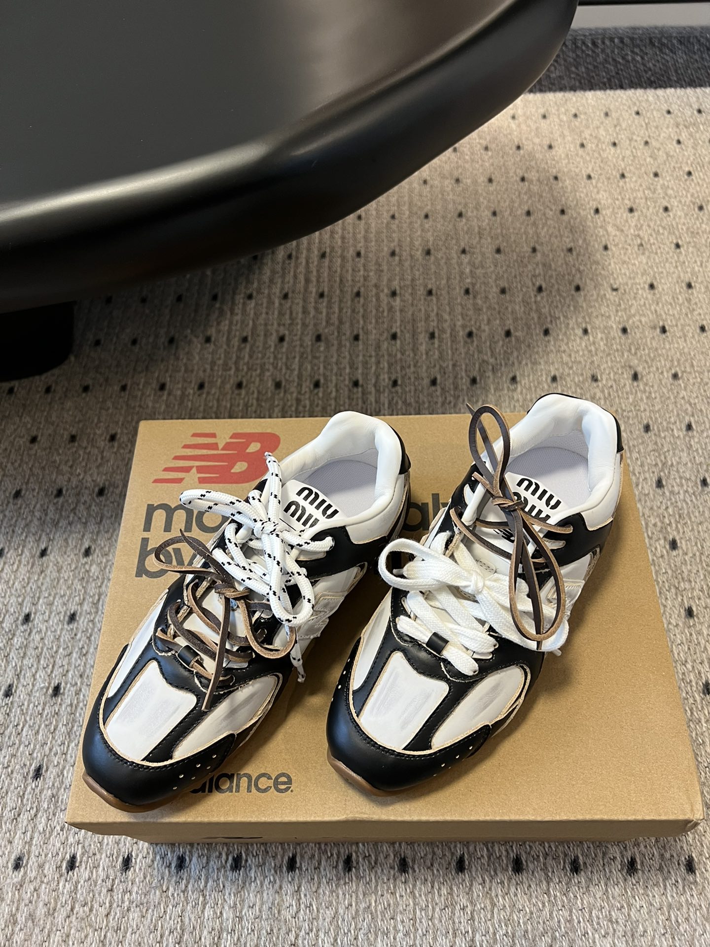 
miumiu x New Balance 530 miumi* 24/运动鞋

新色来了 酷毙了！大秀