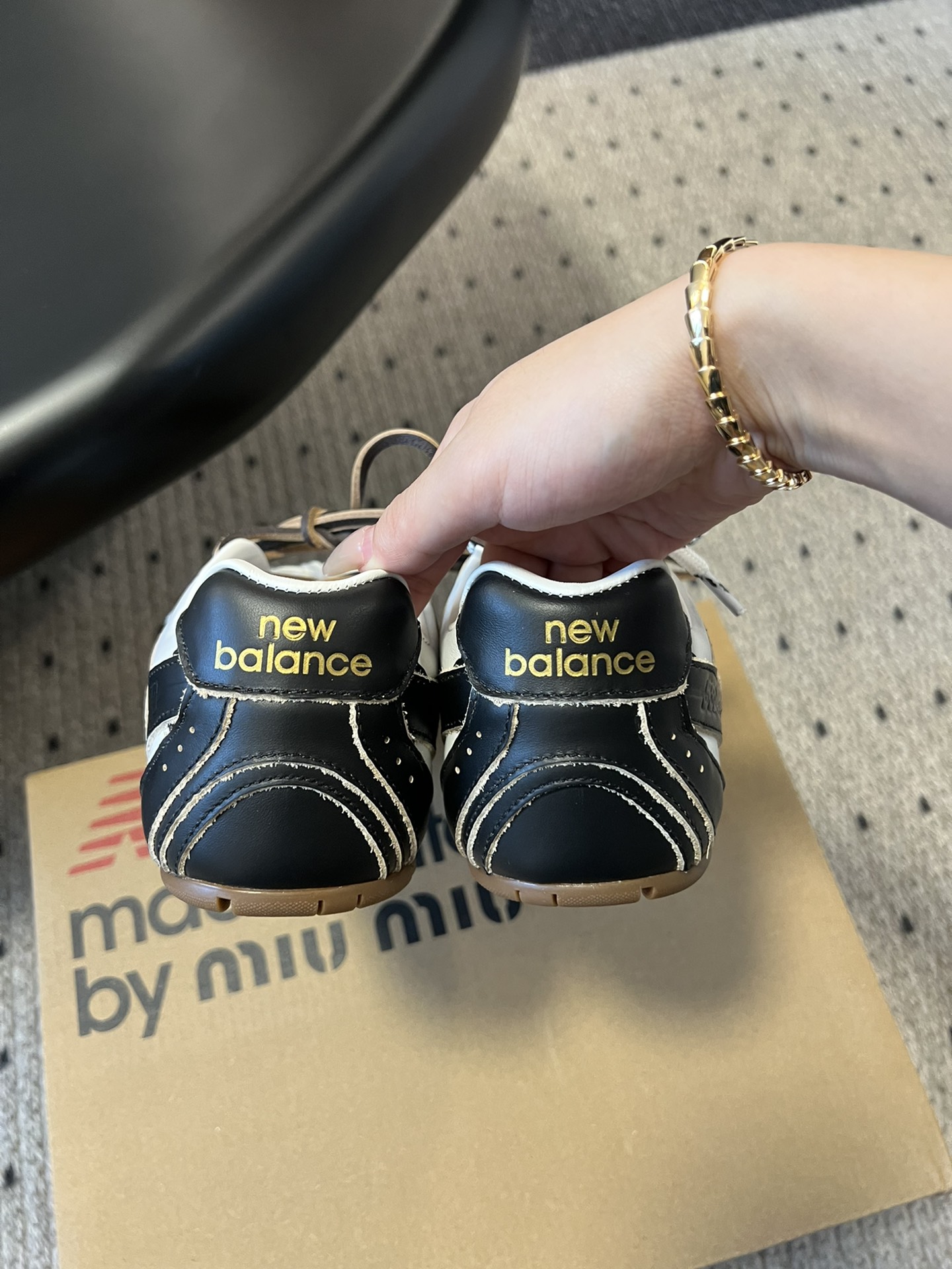 
miumiu x New Balance 530 miumi* 24/运动鞋

新色来了 酷毙了！大秀