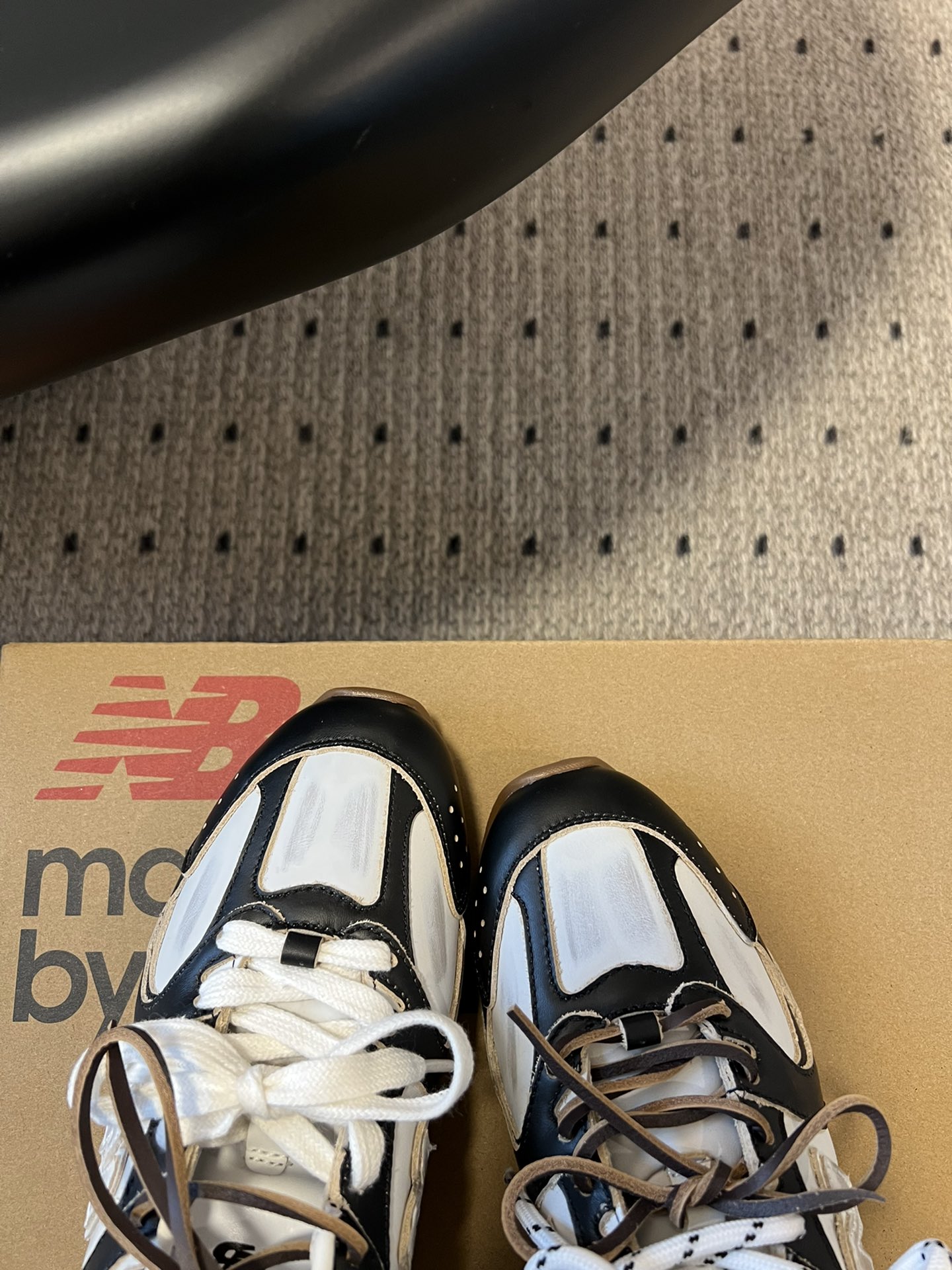 
miumiu x New Balance 530 miumi* 24/运动鞋

新色来了 酷毙了！大秀