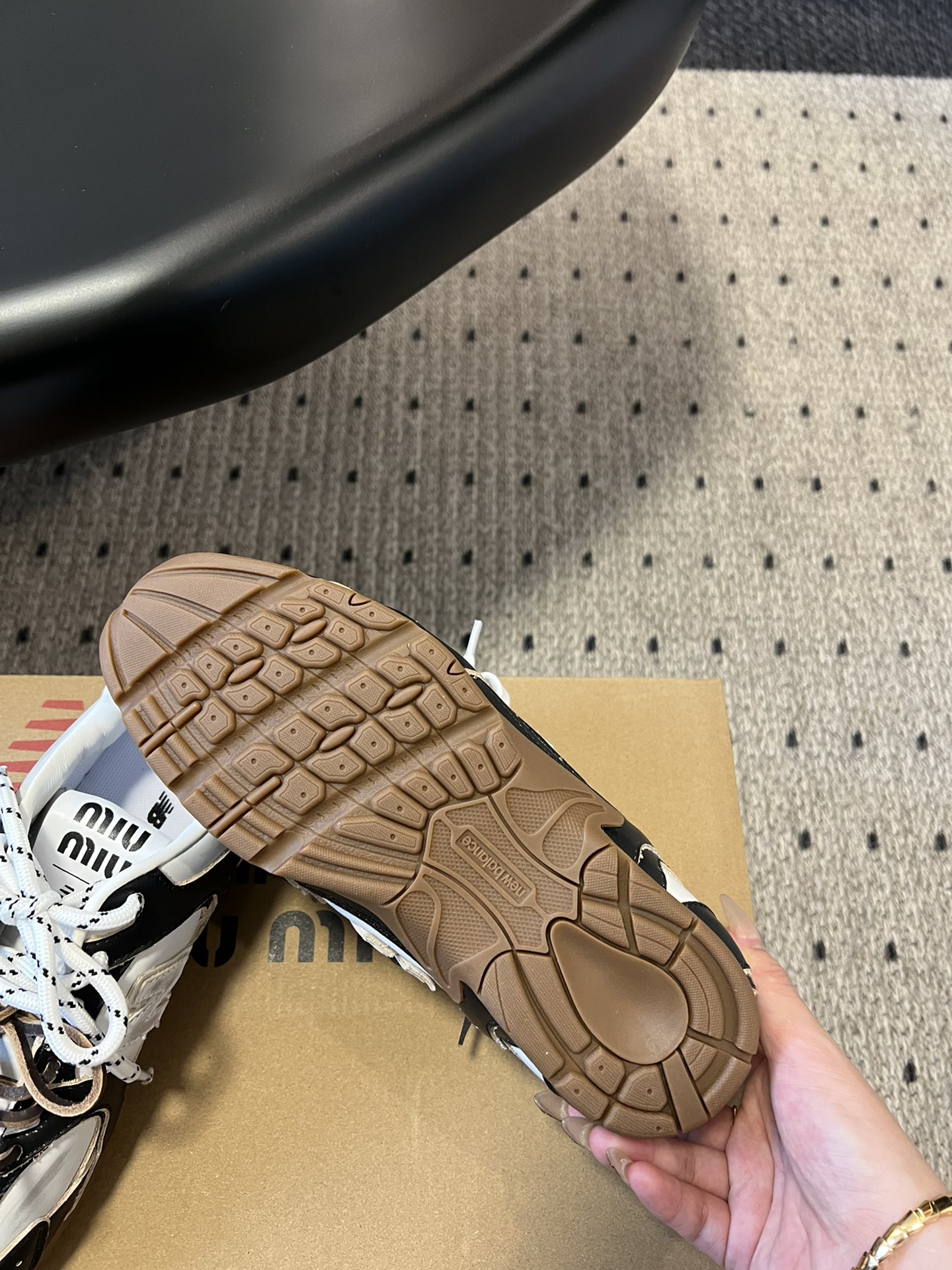 
miumiu x New Balance 530 miumi* 24/运动鞋

新色来了 酷毙了！大秀
