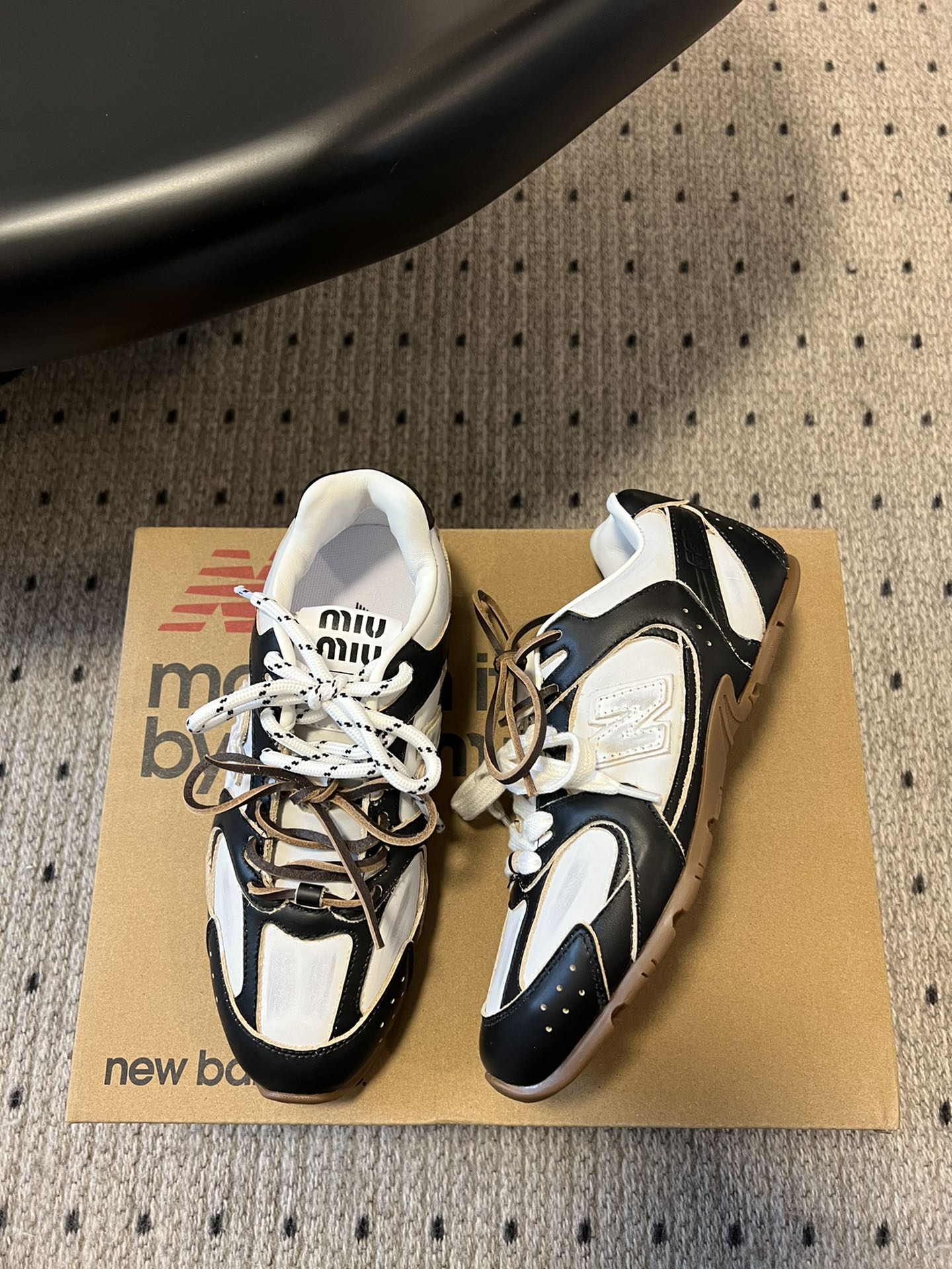 
miumiu x New Balance 530 miumi* 24/运动鞋

新色来了 酷毙了！大秀