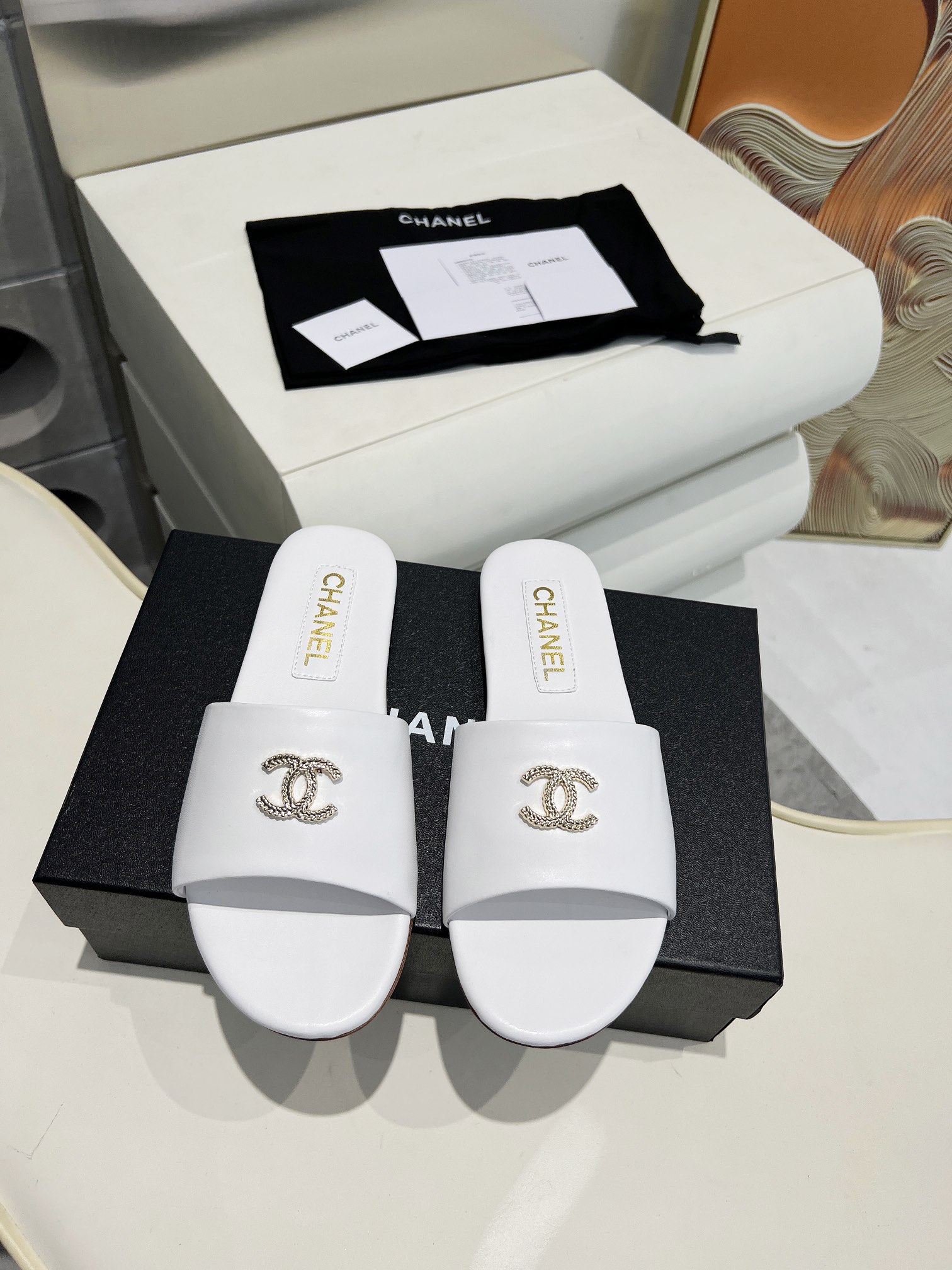 NO:706775,* 25 The most popular flip flops. The counters are crazy. The pictures are popular on major social platforms. The runway models in this issue are absolutely too handsome. They are definitely the most popular styles of this season. The fairies at the counter are really good at knowing the goods. They will not jam or rub your feet. The texture is very soft and comfortable on the feet. Super versatile. 1 Fabric: Sheepskin (imported velvet) 2 Lining: Environmentally friendly imported sheepskin lining 3 Outsole: Genuine leather outsole  4 sizes 35-40 (34 40 41 customized), slippers, slippers, sheepskin, Leather soles19860909* 25最火一字拖 专柜简直疯抢了,各大社交平台热门晒图,这期的走秀款绝对太帅了,绝对是这一季最热门的款式,专柜仙女们真的太识货了,不卡脚也不会磨脚,质感上脚是非常柔软舒服的.超级百搭. 1面料:羊皮（进口天鹅绒） 2内里:环保进口羊皮内里 3大底:真皮大底 4码数35-40（34 40 41定做）,拖鞋,slippers,sheepskin,Leather soles,Women's Shoes