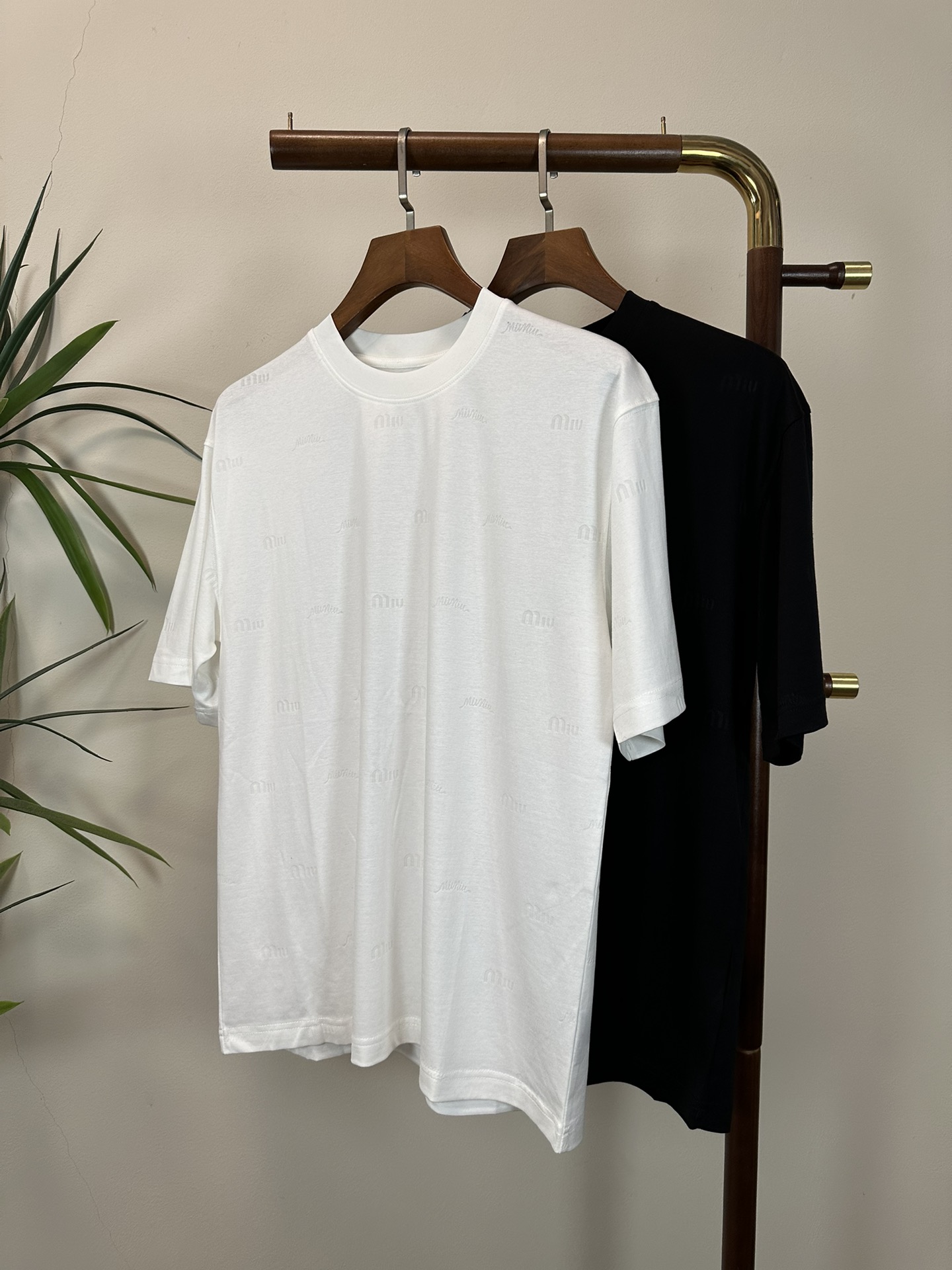 NO:429005,MIU MIU 2025 new round neck short-sleeved T-shirt high-end version!  Customized fabrics for counters are breathable and comfortable, with impeccable details, and the brand element design concept reflects high quality. The feel is delicate and soft!  It is casually cut, with a great upper body style!  Code number M-3XL, miumiu, T-shirt,tees, t-shirt,alexander wang19860909MIU MIU 2025新款 圆领 短袖 T恤 高端版本！专柜定制面料 透气舒适度高,细节无可挑剔,品牌元素设计理念,体现高品质.手感细腻柔软！呈现休闲裁剪,上身版型超赞！ 码数M-3XL,,miumiu,T-shirt,tees，t-shirt,alexander wang,Men's clothing