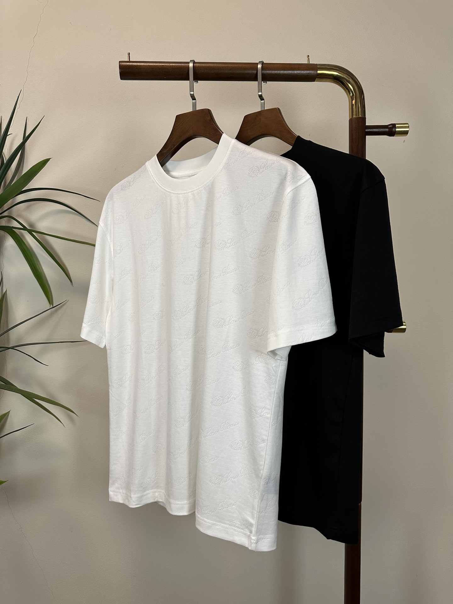 NO:429000,LP Old Qian Style 2025 new round neck short-sleeved T-shirt high-end version!  Customized fabrics for counters are breathable and comfortable, with impeccable details, and the brand element design concept reflects high quality. The feel is delicate and soft!  It is casually cut, with a great upper body style!  Code number M-3XL, loro piana, T-shirt,tees, t-shirt,alexander wang19860909LP 老钱风 2025新款 圆领 短袖 T恤 高端版本！专柜定制面料 透气舒适度高,细节无可挑剔,品牌元素设计理念,体现高品质.手感细腻柔软！呈现休闲裁剪,上身版型超赞！ 码数M-3XL,,loro piana,T-shirt,tees，t-shirt,alexander wang,Men's clothing