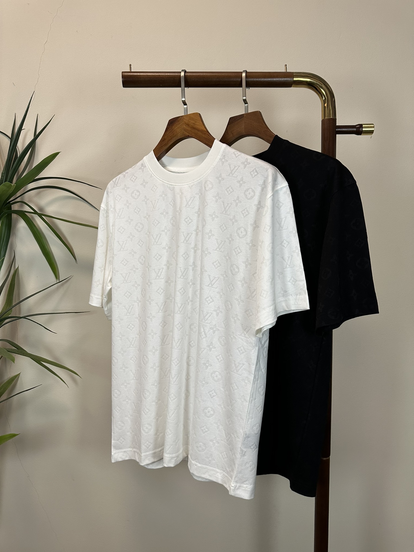 NO:428995,LV Louis Vuitton 2025 new round neck short-sleeved T-shirt high-end version!  Customized fabrics for counters are breathable and comfortable, with impeccable details, and the brand element design concept reflects high quality. The feel is delicate and soft!  It is casually cut, with a great upper body style!  Code number M-3XL, louis vuitton,louis vuitton,t-shirt,tees,t-shirt,alexander wang19860909LV 路易威登 2025新款 圆领 短袖 T恤 高端版本！专柜定制面料 透气舒适度高,细节无可挑剔,品牌元素设计理念,体现高品质.手感细腻柔软！呈现休闲裁剪,上身版型超赞！ 码数M-3XL,,louis vuitton,louis vuitton,T-shirt,tees，t-shirt,alexander wang,Men's clothing