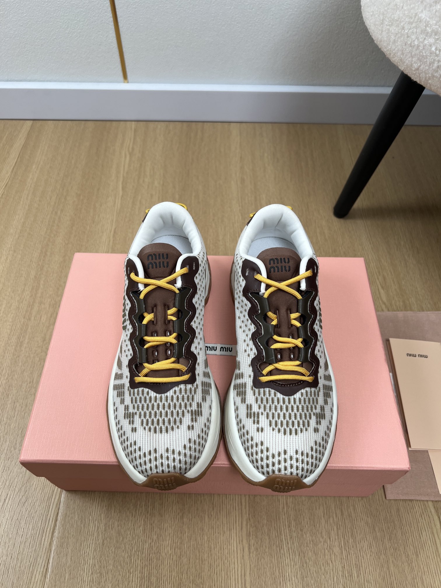 NO:408563,MiuMiu | 2025 miu home 2025 spring and summer new product, the latest hottest flying thick-soled casual casual shoes series, fashionable, simple and high-end, casually matched, very light and comfortable on the feet, the main recommended model this year, fashionable, simple and high-end, casually matched, very comfortable on the feet, must-have for the year!  Original purchase and development Making Miu Home's latest hit, avant-garde and bold design, Miu logo style is integrated into the simple lines of this leather sneaker. The chic logo is decorated on the tongue and back of the shoe, embellishing the retro design. Upper Original custom imported technology flying weaving material Inside original custom breathable mesh Insole imported breathable mesh Outsole original mold foaming combination rubber two-color outsole Shoe thickness 5cm Size 35-40 (40 customization) Packaging original packaging buttons, casual shoes/sports shoes, miumiu, sneakers19860909MiuMiu缪缪 | 2025 miu家2025春夏新品 专柜最新爆款飞织厚底休闲鞋系列 时尚 简约高级 随意搭配 上脚非常轻便舒适 今年主推款 时尚 简约高级 随意搭配 上脚非常舒适,年度必入款！原版购入开发 做货 miu家最新爆款 前卫大胆的设计 Miu logo 风格融于此款皮革运动鞋的简约线条.别致徽标饰于鞋舌与背面,点缀复古设计. 鞋面 原版定制进口科技飞织材质 内里原版定制透气网里 鞋垫进口透气网 大底原版开模发泡组合橡胶双色大底 鞋厚5cm 码数35-40（40定制） 包装原版包装 扣子,休闲鞋/运动鞋,miumiu,sneakers,Women's Shoes