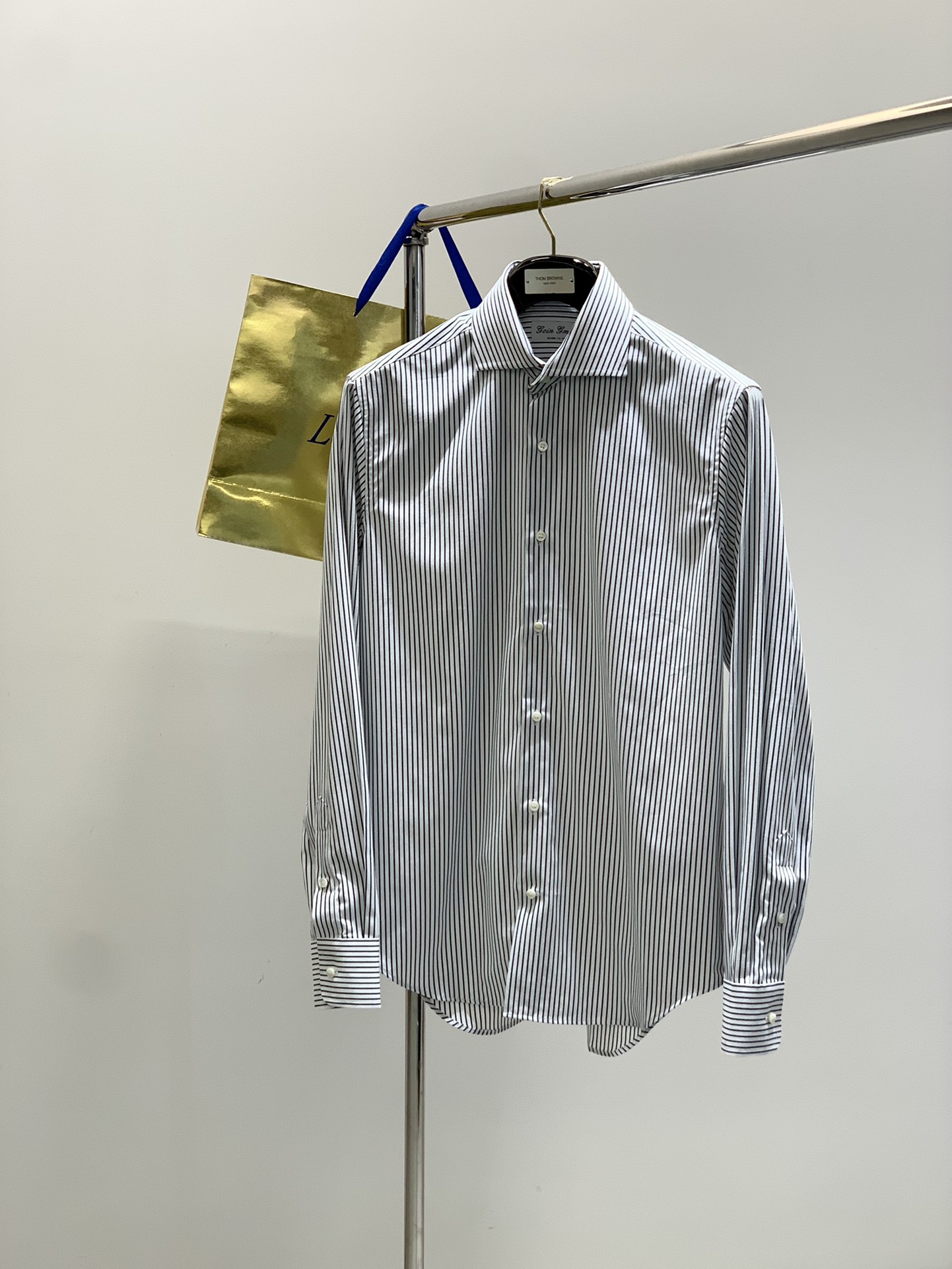 NO:454085,, LSS new striped shirt, this shirt is made of pure cotton fabric, with pearl shell buttons and 2 buttons on the cuffs. The striped shirt is simple but not simple. You can wear elegance and style on your body by casually matching it. The daily atmosphere is full, and the same style for men and women, highly recommended!  Color blue and white strips Black and white strips Number of codes S M L XL,,alexander wang19860909,LSS新款条纹衬衣,这款衬衣采用纯棉面料制作而成,珍珠贝壳纽扣开合,袖口设有2枚纽扣,条纹式衬衣简约而不简单,商务休闲随意搭配,就能将优雅与格调穿在身上,日常氛围感拉满,男女同款,强烈推荐！ 颜色蓝白条 黑白条 码数S M L XL,,alexander wang,Men's clothing