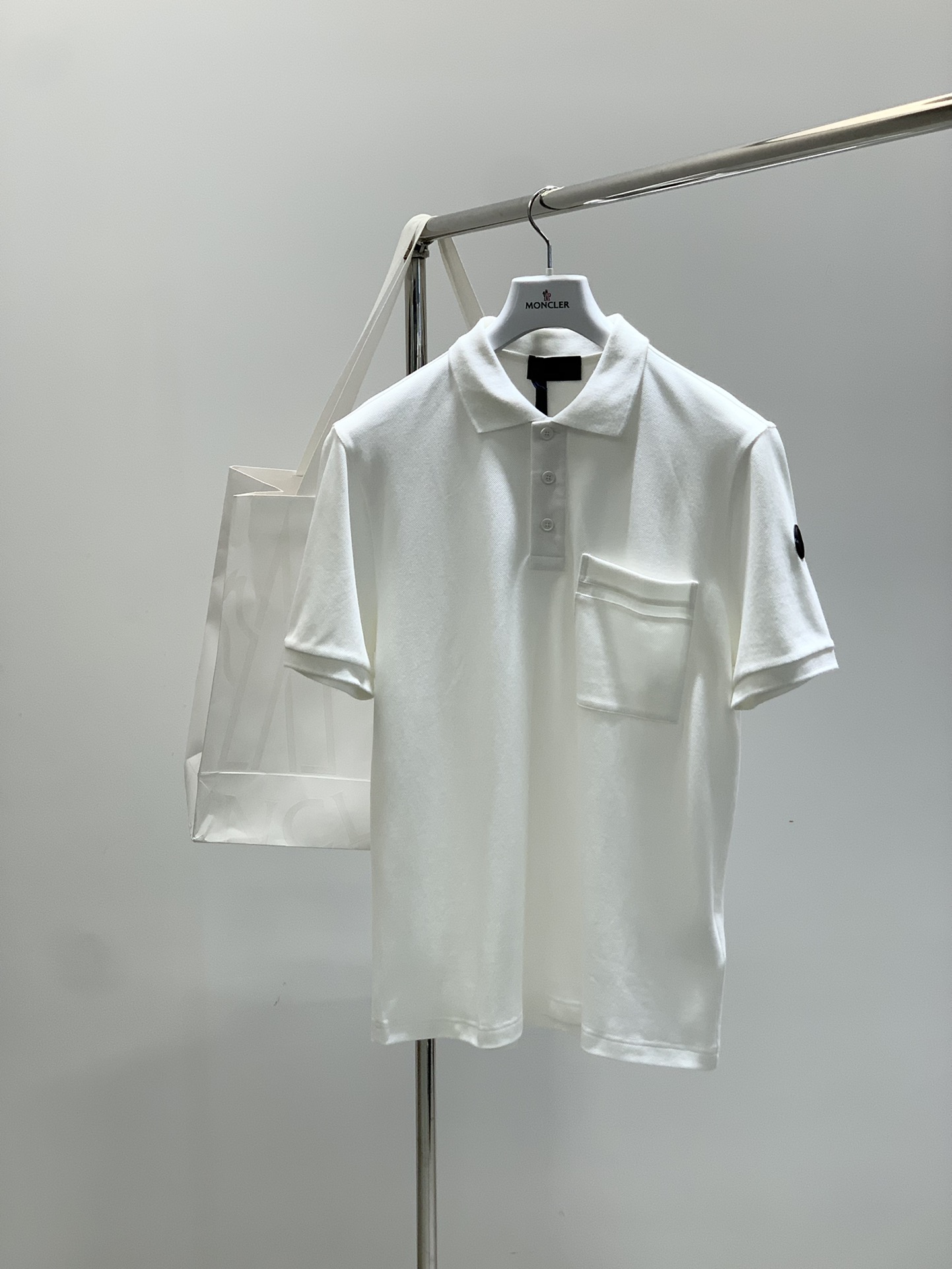 NO:454084,,Moncler cover, the latest summer product, available at the counter at the same time, original single ruthless goods, fashionable and casual lapel short-sleeved T-shirt, comfortable upper body!  Eye-catching and highlighted, using imported original fabric, top-grade printed glue craft letter pattern logo, simple but not lacking in fashion, fashionable and handsome on the upper body, 3 colors recommended, S-XL SizeSMLXL length 68.570.572.574.5 Bust 103107111115 Shoulder width 43.54546.548 Sleeve length 23242526, Moncler, T-shirt,tees, t-shirt,alexander wang19860909,Moncler 蒙口,夏季最新品,专柜同步有售,原单狠货,时尚休闲翻领短袖T恤,上身舒适！吸睛而有亮点,采用进口原版面料,顶级印胶工艺字母图案logo,简单而不失时尚,上身时尚帅气,3色推荐,码数S-XL SizeSMLXL 衣长68.570.572.574.5 胸围103107111115 肩宽43.54546.548 袖长23242526,,Moncler,T-shirt,tees，t-shirt,alexander wang,Men's clothing