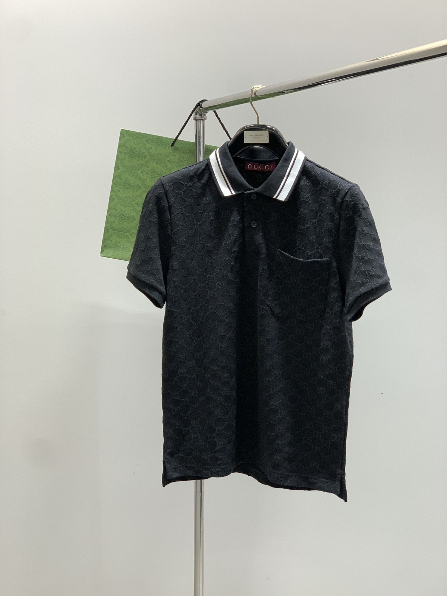 NO:454122,,Gucci, the latest summer model, available at the counter at the same time, original single product, fashionable and casual round neck short-sleeved T-shirt, very distinctive on the upper body!  Eye-catching and highlighted, imported original fabric, top-grade embroidery craft letter pattern decorative logo, simple but not lacking in fashion, classic and atmospheric, comfortable and breathable, handsome and stylish on the upper body, S-XL, gucci, gucci, T-shirt, tees, t-shirt, alexander wang19860909,Gucci 古驰,夏季最新款,专柜同步有售,原单狠货,时尚休闲圆领短袖T恤,上身很有特点！吸睛而有亮点,进口原版面料,顶级刺绣工艺字母图案装饰Logo,简单而不失时尚,经典大气,舒适透气,上身帅气有型,码数S-XL,,gucci,gucci,T-shirt,tees，t-shirt,alexander wang,Men's clothing