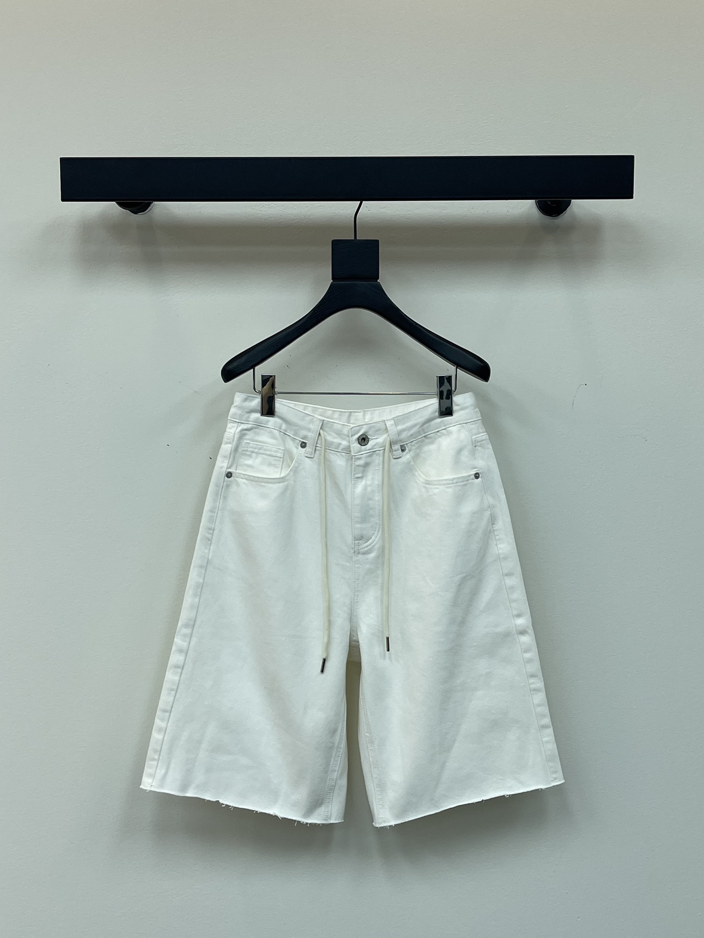 NO:427695,Luo Yiwei Classic drawstring five-point jeans. You must arrange a pair of mid-pants in summer. They are very casual and can be controlled. They can cover the flesh and make you look slim. It is effortless to make people fashionable. Whether you wear a loose T or a slim T, it is super casual and retro. White SML, loewe, jeans, alexander wang19860909罗意威 经典抽绳五分牛仔裤 夏天必须得安排一条中裤,休闲范儿十足,大多数都能驾驭,遮肉显瘦 毫不费力让人时髦起来的单品 不管搭宽松T还是修身T都超 随性又复古 白色 SML,,loewe,jeans,alexander wang,Women's clothing