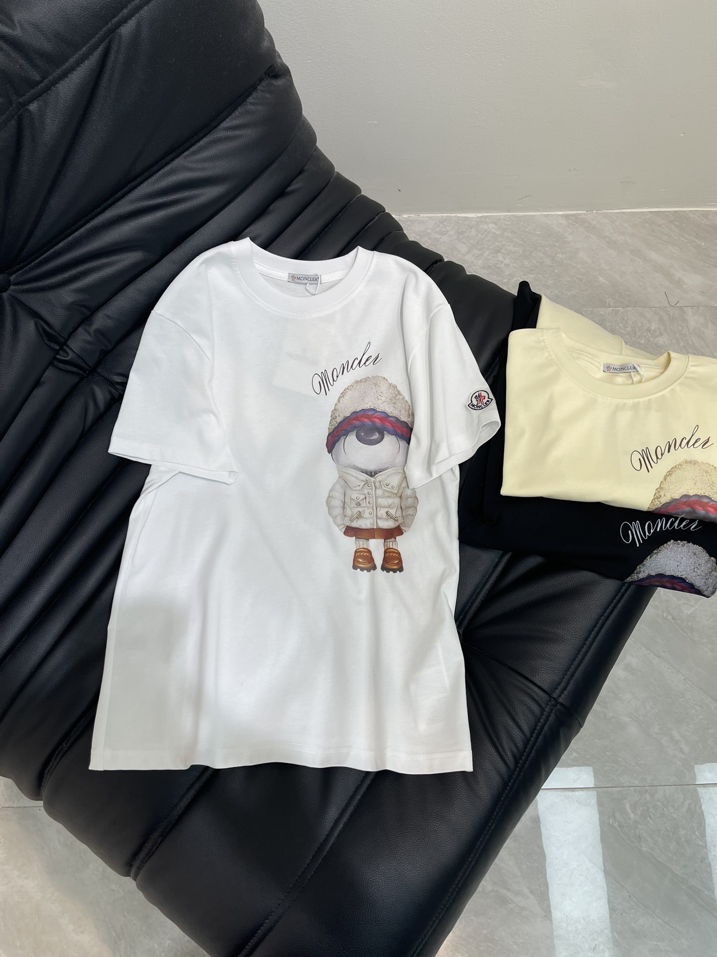 NO:427700,Mon* 25 Spring and Summer New Snowman Bear Short Sleeve T-shirt!  Imported pure cotton fabric, the classic slightly loose style is versatile and not picky, and the upper body is very beautiful!  SML, Moncler, T-shirt,tees, t-shirt,alexander wang19860909Mon*蒙口25春夏新款雪人小熊短袖T恤！进口纯棉面料,经典微宽松版型百搭不挑人,上身非常漂亮！SML,,Moncler,T-shirt,tees，t-shirt,alexander wang,Women's clothing