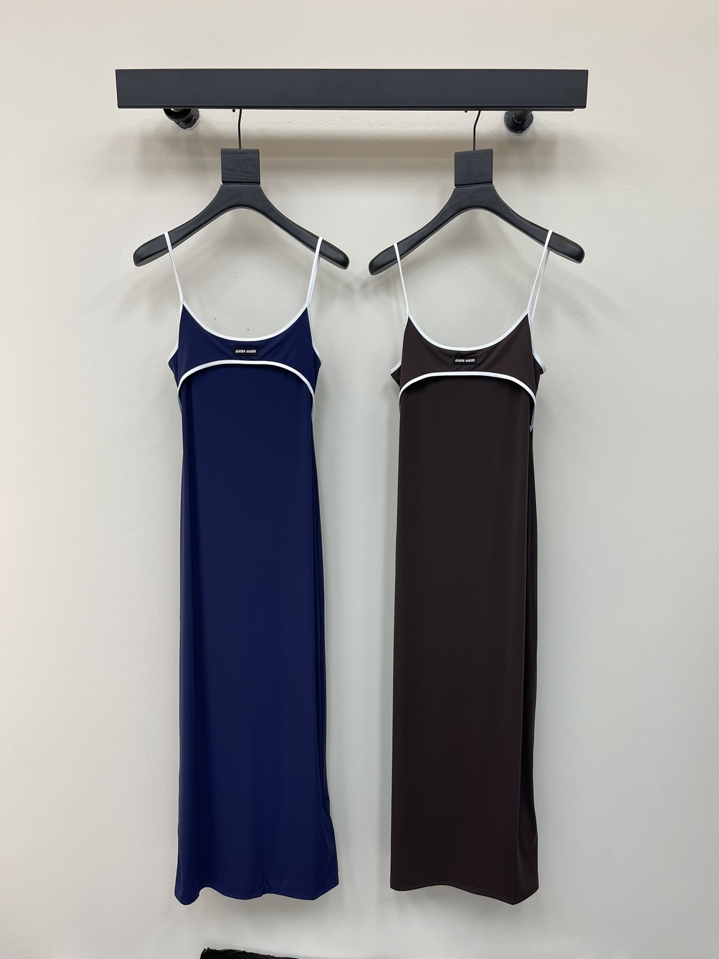 NO:427706,Miumi*25 spring and summer new suspender long dress!  A dark brown suspender skirt is a precious cocoa baked in autumn. The signature white piping edge of the neckline and the hem of the skirt outlines the sweet and cool border. The folds pinched by the fingers hide the extravagant code that touch is preceded by vision. The dangling skirt hem reaches the calves, and subtle elegant ripples are spread out between the steps. The drooping texture!  Minimalist attitude, two-color SML three-code, miumiu, skirts, alexander wang19860909miumi*25春夏新款吊带长款连身裙！一袭深棕吊带裙,是秋日焙烤的矜贵可可.Miu系标志性的白色滚边沿领口与裙摆勾勒出甜酷边界.手指捏起的褶皱间,藏着触觉先于视觉的奢侈暗号.垂坠裙摆至小腿,步履间荡开微妙的优雅涟漪.垂感质地！极简态度,两色SML三个码,,miumiu,skirts,alexander wang,Women's clothing