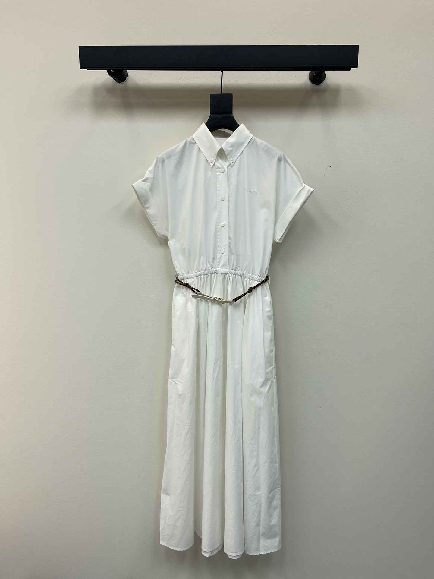 NO:427712,Miumi* belt is fully equipped with custom YB twill cotton material, comfortable and delicate texture, half-pallet style, neat and slim fit, the waist is straight and tailored to achieve a waist-hugging effect, matching outlines, more highlighting the proportional advantages of short and long upper and lower length, printed letters highlight the brand's exquisiteness, embroidered logo decoration on one side of the chest, the upper body is full of fashionable and elegant atmosphere, can be controlled on daily commuting and vacation, easy to wear and bring out a fashionable feeling, customized surface accessories, accurate version, high version,,miumiu,alexander wang19860909Miumi* 腰带配齐 定制YB斜纹全棉材质 质感舒适细腻 半开襟版型 裁剪利落修身 腰身立裁起到收腰效果 搭配勾勒 更凸显上短下长的比例优势 印刻字母凸显品牌精致感 胸口单侧增加刺绣徽标装饰 上身充满时尚优雅气息 日常通勤度假都可驾驭 轻松穿搭出洋气感 定制面辅料 认准版本 高版本,,miumiu,alexander wang,Women's clothing