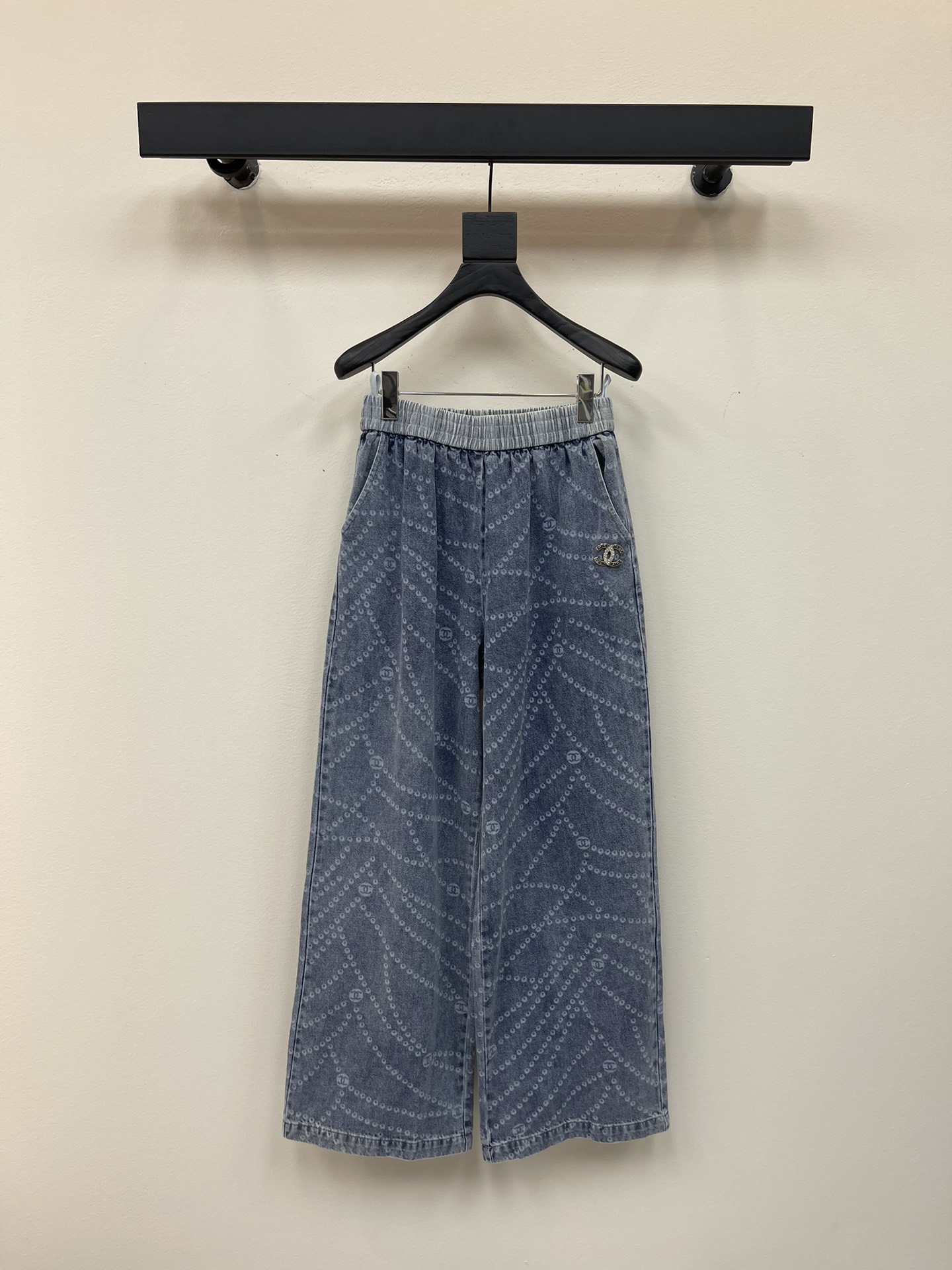 NO:427718,Chanel Xiaoxiang casual pants imported original wash elastic fabric Original hardware accessories logo, super positive style, extremely high grade Customized buttons Heavy washing process There are many details hidden secrets SML, chanel, alexander wang19860909chanel 小香休闲裤进口原版水洗弹力面料 原版五金辅料装logo,版型超正 档次极高 定制纽扣 重度水洗工艺 暗藏玄机的细节非常多 SML,,chanel,alexander wang,Women's clothing