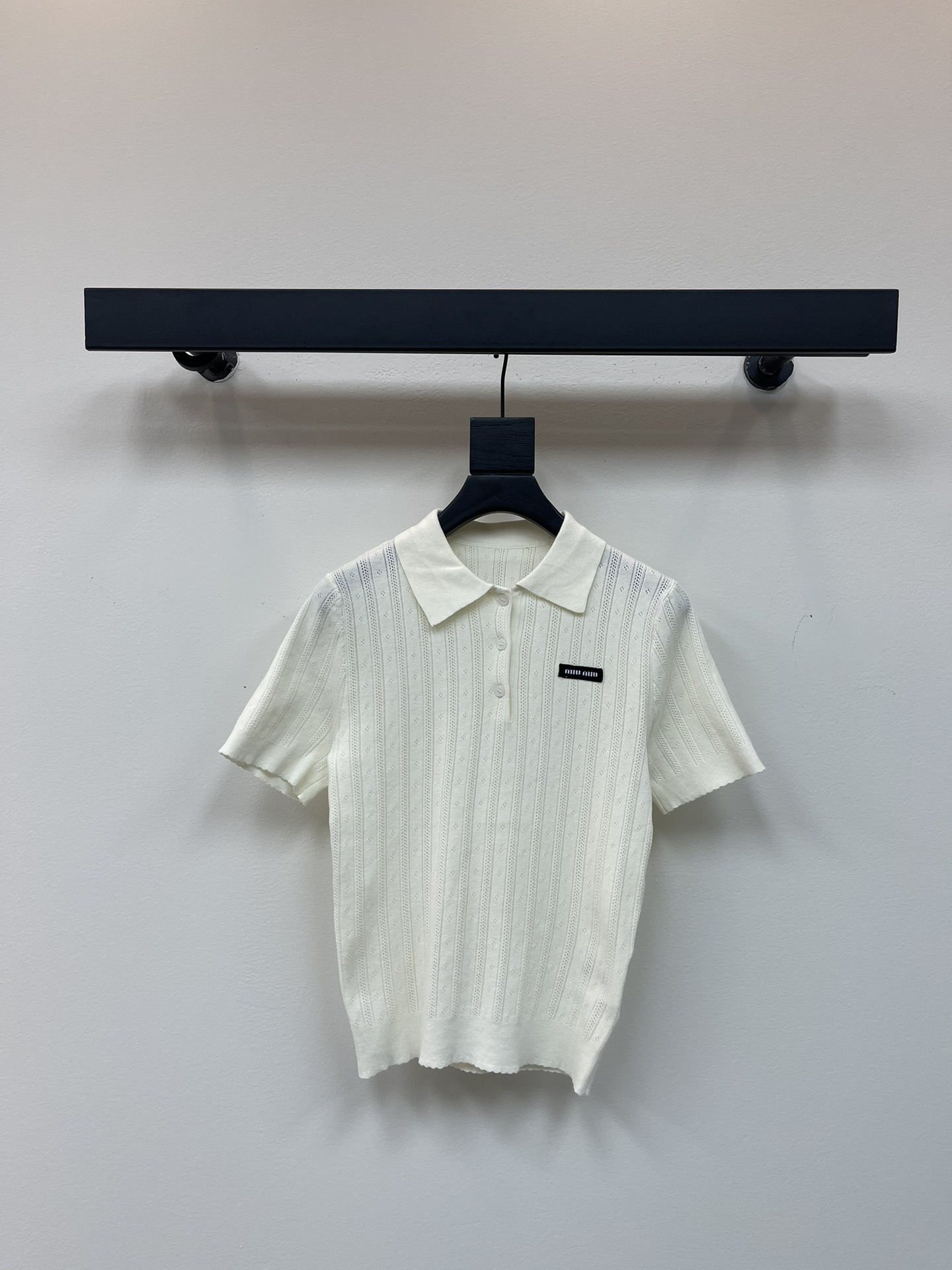 NO:427723,Miumiu 25 early spring new model micro-label hollow polo short-sleeved sweater imported machine creates heavy hollow daily single wear or can be layered with shirts SML, miumiu,shirts,T-shirt,alexander wang19860909miumiu 25早春新款 微标镂空polo短袖针织衫进口机打造重磅镂空日常单穿或者搭配衬衫可做叠穿 SML,,miumiu,shirts,T-shirt,alexander wang,Women's clothing