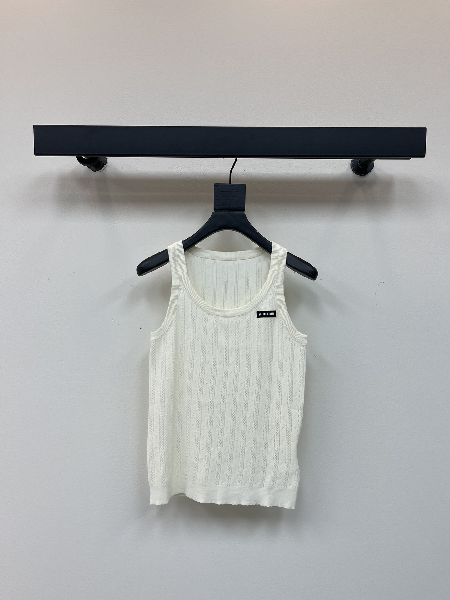 NO:427726,Miumi*25 spring and summer new knitted U-neck vest, lace border design, classic brand letter logo embellishment, classic fashionable, exquisite and versatile size sml,,miumiu,alexander wang19860909Miumi*25春夏新款针织U领背心 花边包边设计 经典品牌字母logo章仔点缀 经典时髦精致百搭 尺码sml,,miumiu,alexander wang,Women's clothing