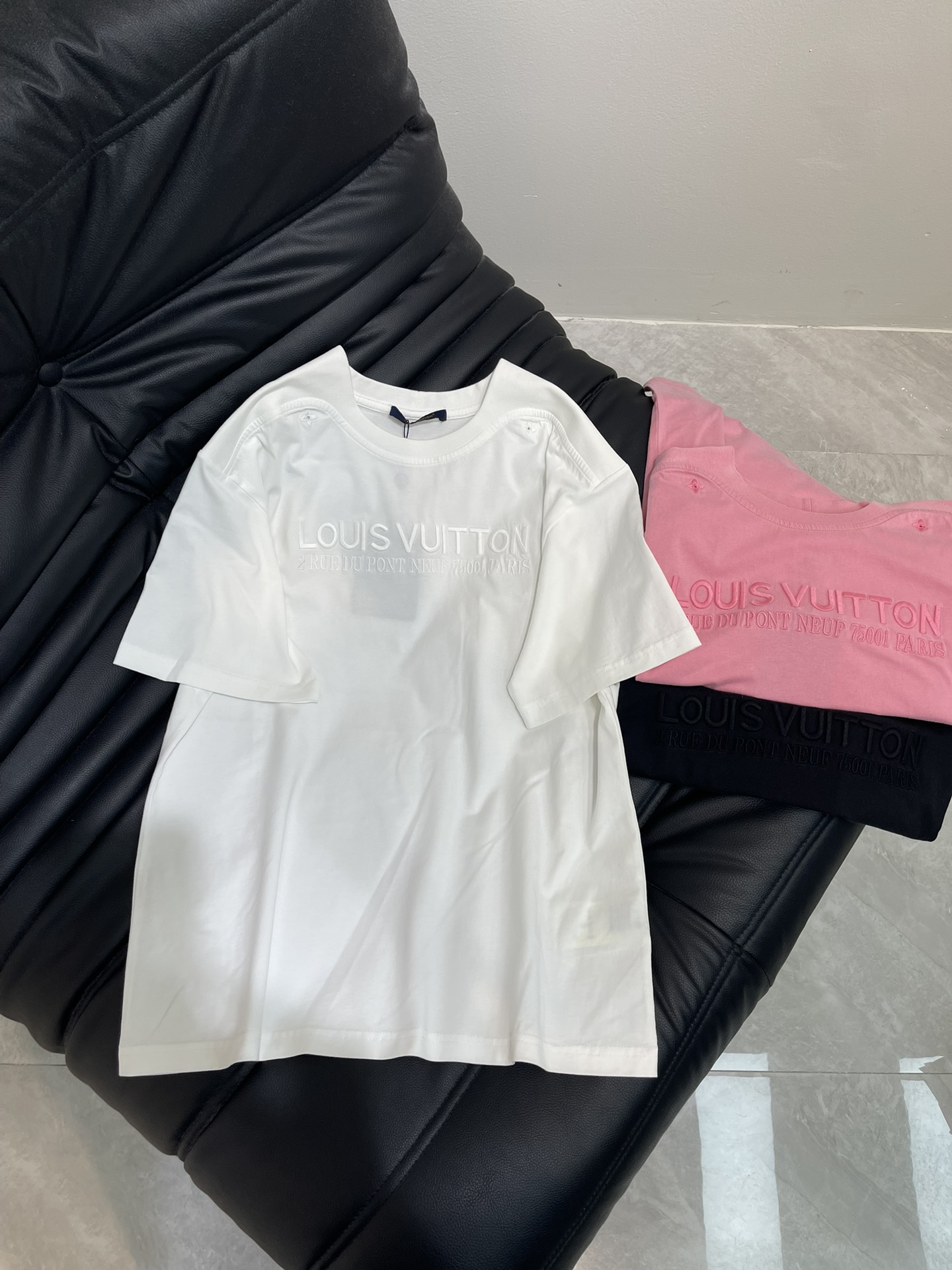 NO:427732,Louis Vuitto* Washed embroidered letter holes Customized YB native cotton material breathable and comfortable, full texture, silhouette oversized loose T-shirt cut, highlighting the brand style Made of gram-weight pure cotton, slightly elastic, slimming visual effect Multi-washed garment presents a retro and aging style Single-side shoulder with aging holes as design highlights Embroidered letter logo decoration on chest Embroidered letters Express high-end style Extra stylish and stylish in one-piece inner wear Customized surface accessories SML, louis vuitton, versace,tees, t-shirt,alexander wang19860909Louis Vuitto* 水洗刺绣字母破洞 定制YB原生全棉材质 透气舒适 质感十足 廓形oversized宽松T恤裁剪 凸显品牌格调 采用克重纯棉制成 略带有弹力 显瘦视觉效果 成衣多重水洗 呈现复古做旧风格 单侧肩膀以做旧破洞作设计亮点 胸前刺绣字母徽标装饰 风格随性自由 彰显高级格调 单穿内搭都出彩时髦 定制面辅料 SML,,louis vuitton,versace,tees，t-shirt,alexander wang,Women's clothing