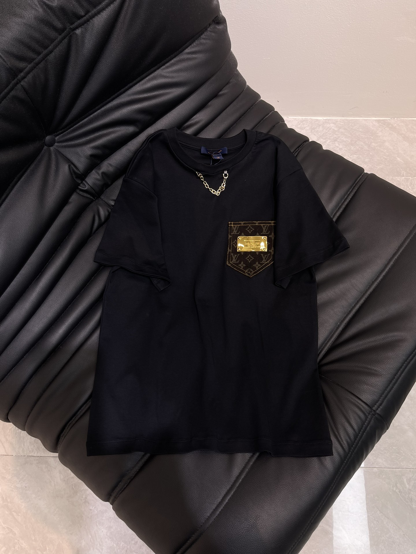 NO:427735,Louis Vuitto* metal logo pocket Customized YB native mercerated cotton material breathable and comfortable retro high-end slightly elastic and slim and slim. Plain top with four-leaf clover iconic letter elements in the pocket. The neckline edge chain and metal logo details make the simple style more layered and show the high-end style. Dress in a casual and lazy style. SML,,louis vuitton,alexander wang19860909Louis Vuitto*金属徽标口袋 定制YB原生丝光全棉材质 透气舒适 复古高级 略带弹性显瘦修身 上衣素色打底 饰以四叶草标志性字母元素于口袋 领口包边链条和金属标的细节 让简单款式更显层次感 彰显高级格调 穿搭出休闲慵懒风格 SML,,louis vuitton,alexander wang,Women's clothing