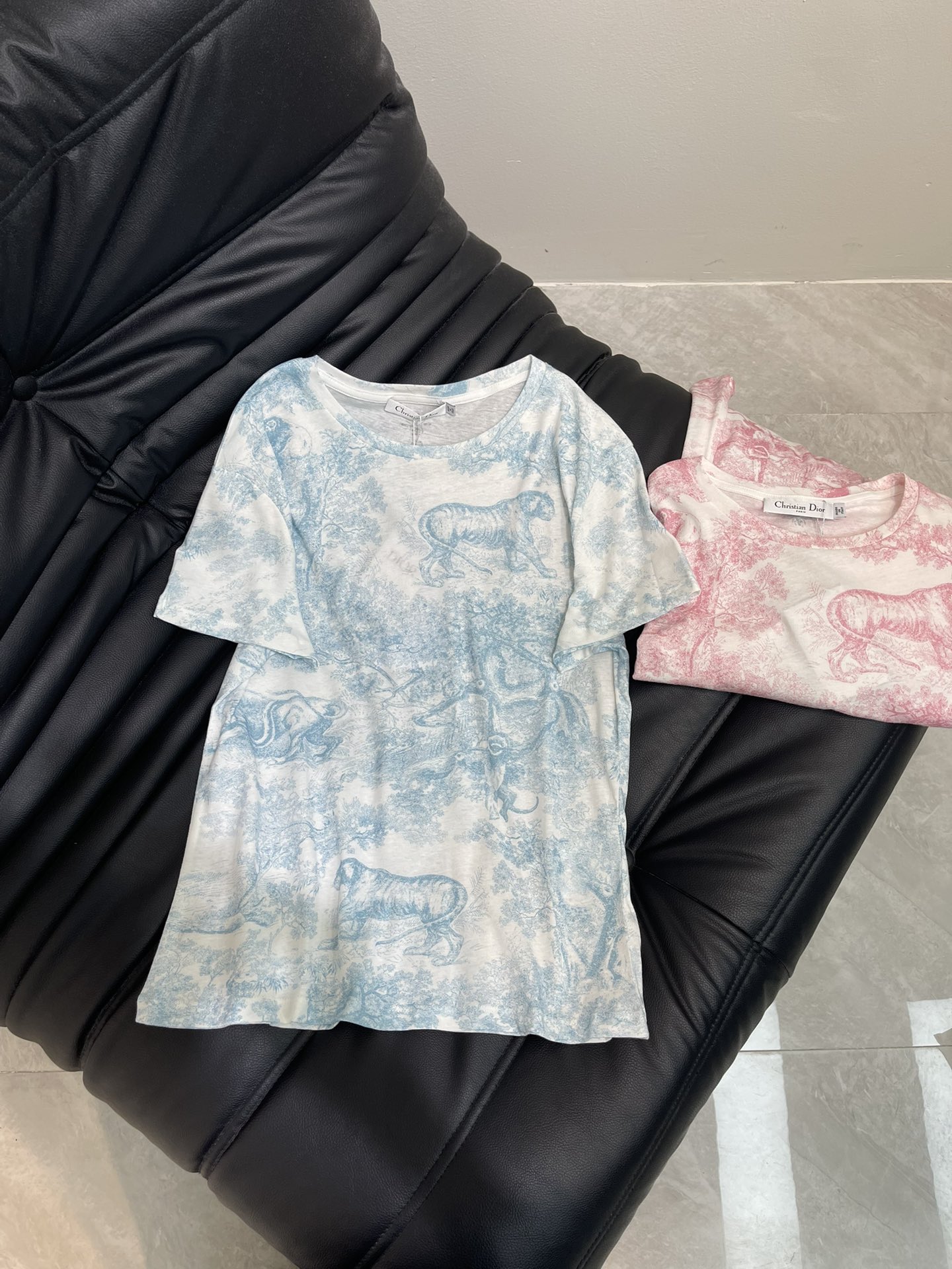 NO:427729,Dio* Active Printing Forest Custom YB cotton and linen material Breathable and comfortable Full texture Regular short-sleeved T-shirt cutting highlights the brand style Cotton and linen material Slightly elastic Presents a slim visual effect Full of animal and plant-like natural style patterns Full of fairy-like casual personality The back neckline bee CD letter logo makes the brand full of high-end design sense. Single wear inner wear is brilliant and fashionable Customized surface accessories SML, dior, T-shirt,tees, t-shirt,alexander wang19860909Dio* 活性印花森系 定制YB棉麻材质 透气舒适 质感十足 常规短袖T恤裁剪 凸显品牌格调 棉麻材质 略带有弹力 呈现显瘦视觉效果 通体满印动植物自然风格图案 仙气中不失休闲的个性 后领口蜜蜂CD字母徽标让品牌高级设计感拉满 单穿内搭都出彩时髦 定制面辅料 SML,,dior,T-shirt,tees，t-shirt,alexander wang,Women's clothing