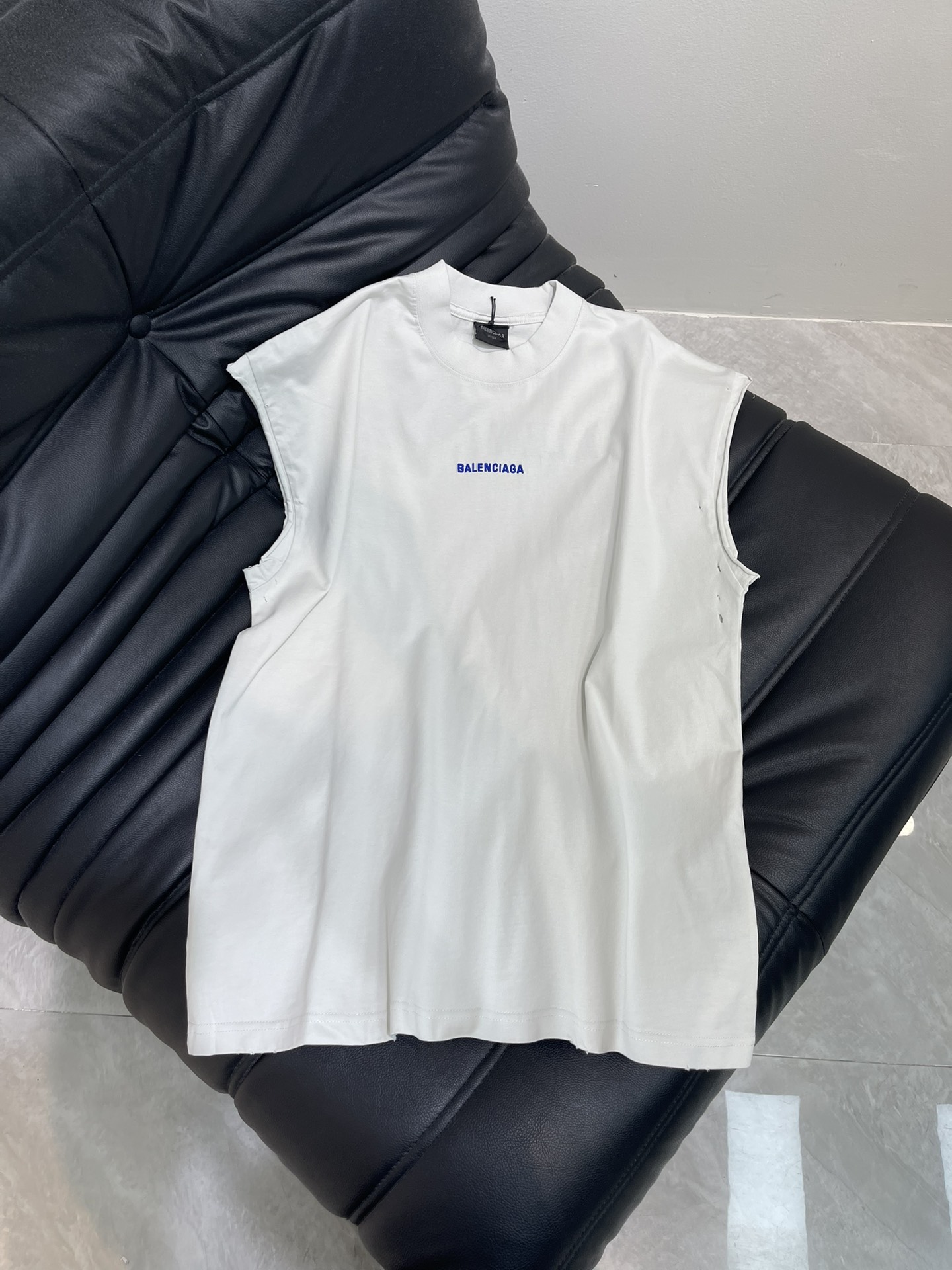 NO:427739,balenciaga logo embroidered sleeveless vest high-end production!  Ultra-loose oversize sleeveless vest, simple and elegant basic style, INS blogger style, various small details are online, easy to control the upper body, easy to wear, easy to wear for body shape, widened design of rotator sleeves, whoever wears the beautiful style, fashionable people should have one piece, custom fabric, full of comfort, on-site sale, gray SML,,balenciaga,balenciaga,versace,alexander wang19860909balenciaga 巴黎世家 logo刺绣无袖背心 高版出品！超宽松oversize版型无袖背心 简约大方的基础款 随意上身都是INS博主风 各种小细节在线 上身轻松驾驭 不挑身材的好穿 肩袖处加宽的设计谁穿谁好看的版型 时髦精们都应有一件 采用定制面料 舒适感爆棚 现货发售 灰色 SML,,balenciaga,balenciaga,versace,alexander wang,Women's clothing