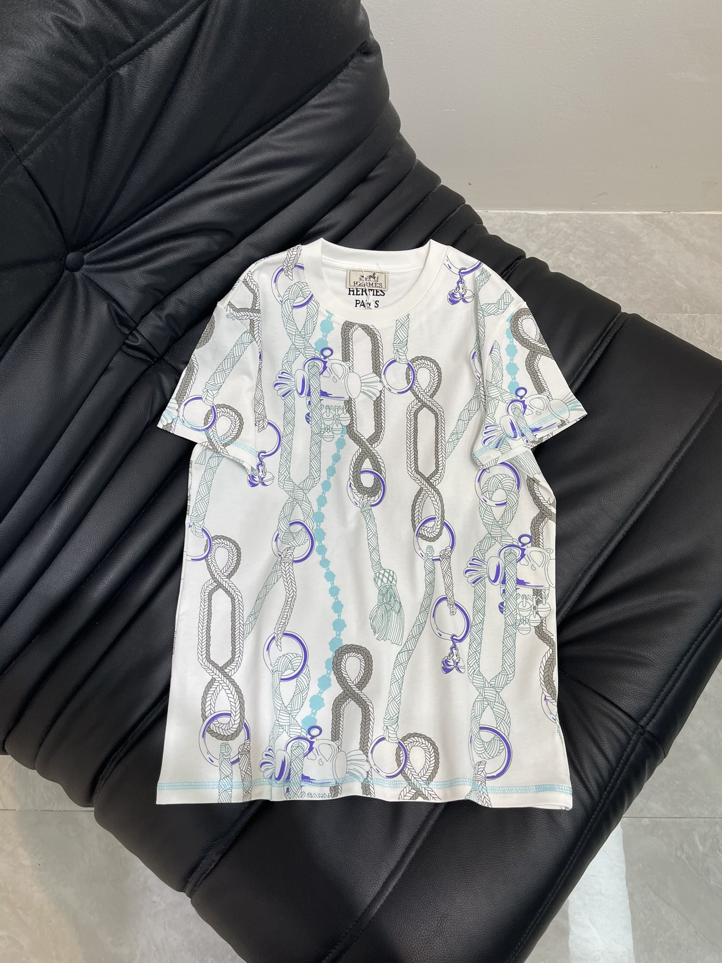 NO:428559,Herme*25 spring and summer new round neck buckle printed short-sleeved T-shirt custom YB mercerated cotton material breathable and comfortable, full texture. Regular short-sleeved T-shirt cut highlights the brand style. Made of gram-weight pure cotton, slightly elastic, and gives a slim visual effect. The whole body is decorated with blue-purple gray tethered buckle printed pattern. The irregular distribution makes it more unique and fashionable. The brand's simple and fashionable feeling is instantly revealed. The inner wear is brilliant and fashionable. SML,, hermes, T-shirt,tees, t-shirt,alexander wang19860909Herme*25春夏新款圆领链扣印花短袖T恤 定制YB丝光全棉材质 透气舒适 质感十足 常规短袖T恤裁剪 凸显品牌格调 采用克重纯棉制成 略带有弹力 呈现显瘦视觉效果 通体装点蓝紫灰色系链扣带印花图案 错位不规则分布更显个性时髦 品牌自带的简约时尚感立现 单穿内搭都出彩时髦 SML,,hermes,T-shirt,tees，t-shirt,alexander wang,Women's clothing