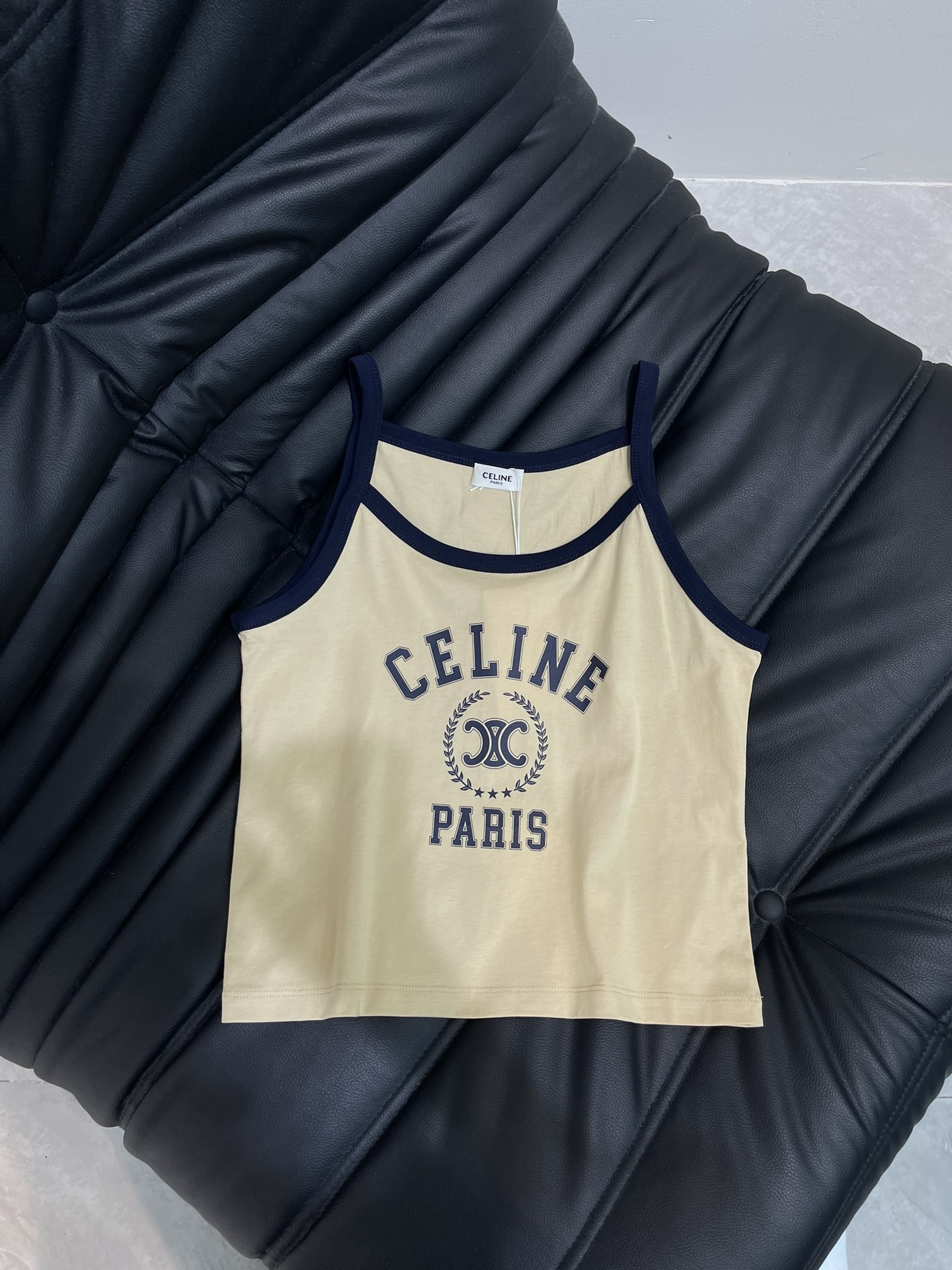 NO:427747,Celin* Slim shoulder strap vest Customized YB twill cotton material Comfortable texture Elastic breathable Slim shoulder strap vest style Simple and fashionable Cut-in-one neckline and large body Converging color The letter logo on the chest Rich design layer Highlights the brand style Make simple items more charming Wear American youthfulness Elastic fabric easily outlines the waist and wears good proportions A suspender vest suitable for vacation and leisure Playful and fashionable SML, celine, alexander wang19860909Celin* 细肩吊带背心 定制YB斜纹全棉材质 质感舒适 弹力透气 细肩吊带背心版型 裁剪简约时髦 通体肩带领口与大身形成碰撞色彩 胸前字母徽标 丰富设计层次 突出品牌格调 让简约单品更显魅力 穿出美式青春感 弹力面料轻松勾勒腰身 穿出好比例 一款适合度假休闲的吊带背心 俏皮洋气 SML,,celine,alexander wang,Women's clothing