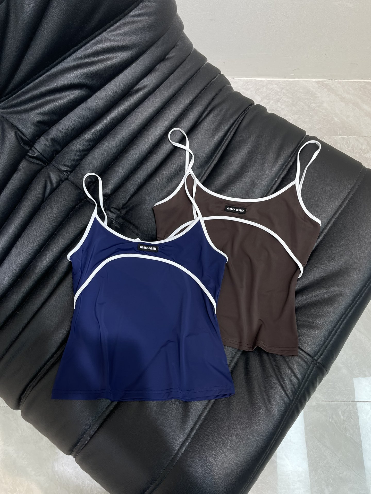 NO:427750,Miumi* 25 spring and summer new sporty style contrasting side suspender vest丨Exclusive yb development!  High-end production!  The cool ceiling of the world is extremely colored, thin shoulder straps outline the shoulder and neck lines, comes with sexy filters, fake two-piece design hides tricks, sweet and cool feeling is full of sports style fabrics that are comfortable to fly, and you can wear it on daily streets and dates and dances. Who isn't a sweet and cool girl in Miu.SML,,miumiu,alexander wang19860909Miumi* 25春夏新款运动风撞色边吊带背心丨独家yb开发！高版出品！人间嗲酷天花板 配色绝绝子,细肩带勾勒肩颈线条,自带性感滤镜,假两件设计藏小心机,甜酷感拉满运动风面料舒适到飞起,日常出街、约会蹦迪都能穿穿上它,谁还不是 Miu 系甜飒少女.SML,,miumiu,alexander wang,Women's clothing