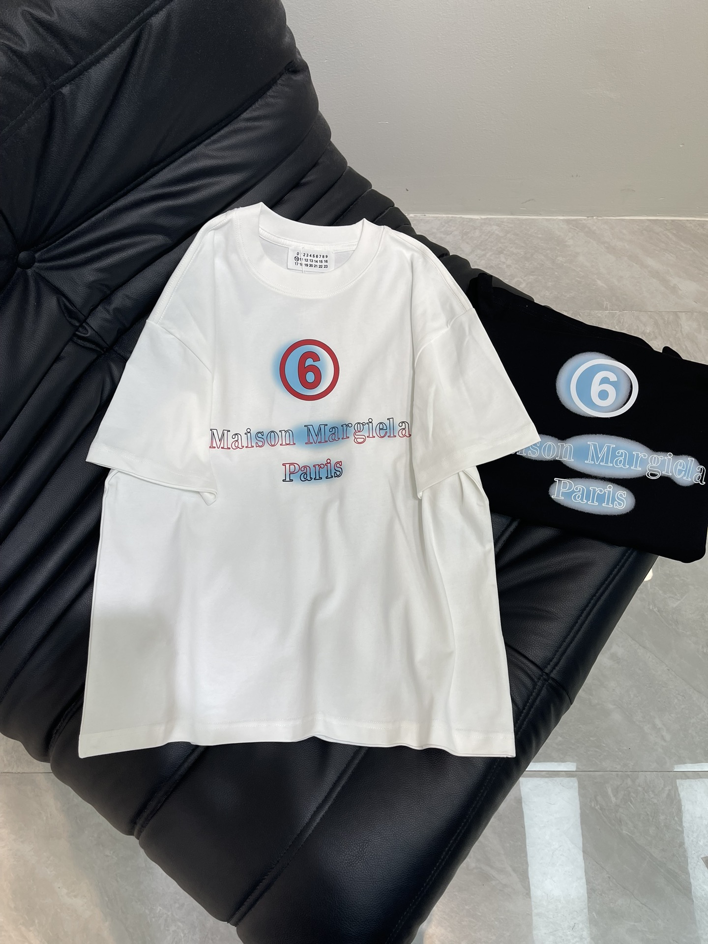 NO:428568,Maison Margeil* 25 new MM6 digital fun picture series Personalized avant-garde single-piece round neck short-sleeved T-shirt, digital printing on the front and back, fashionable and high-end double-yarn worsted cotton fabric, loose oversize style, same style for men and women, exquisite and versatile. S-XL,,masion margiela,masion margiela,versace,T-shirt,tees,t-shirt,alexander wang19860909Maison Margeil*马吉拉25新款MM6数码趣图系列 个性前卫单品圆领短袖T恤,前后幅数码印花,时尚又高级双纱精纺全棉面料,宽松oversize版型,男女同款,精致百搭.S-XL,,masion margiela,masion margiela,versace,T-shirt,tees，t-shirt,alexander wang,Women's clothing